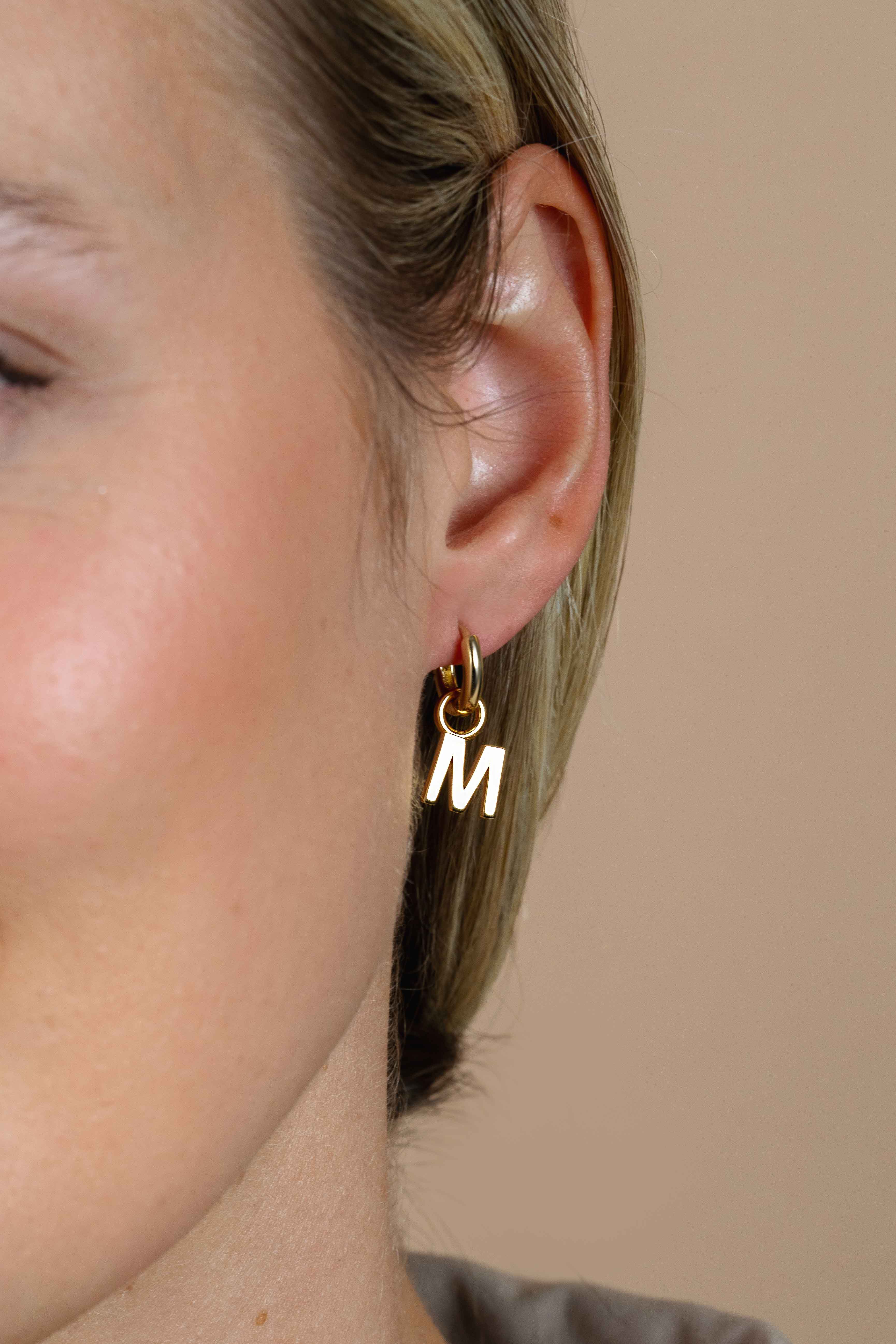 ZINZI Gold Plated Letter Earrings Pendant M price per piece ZICH2145M (excl. hoop earrings)