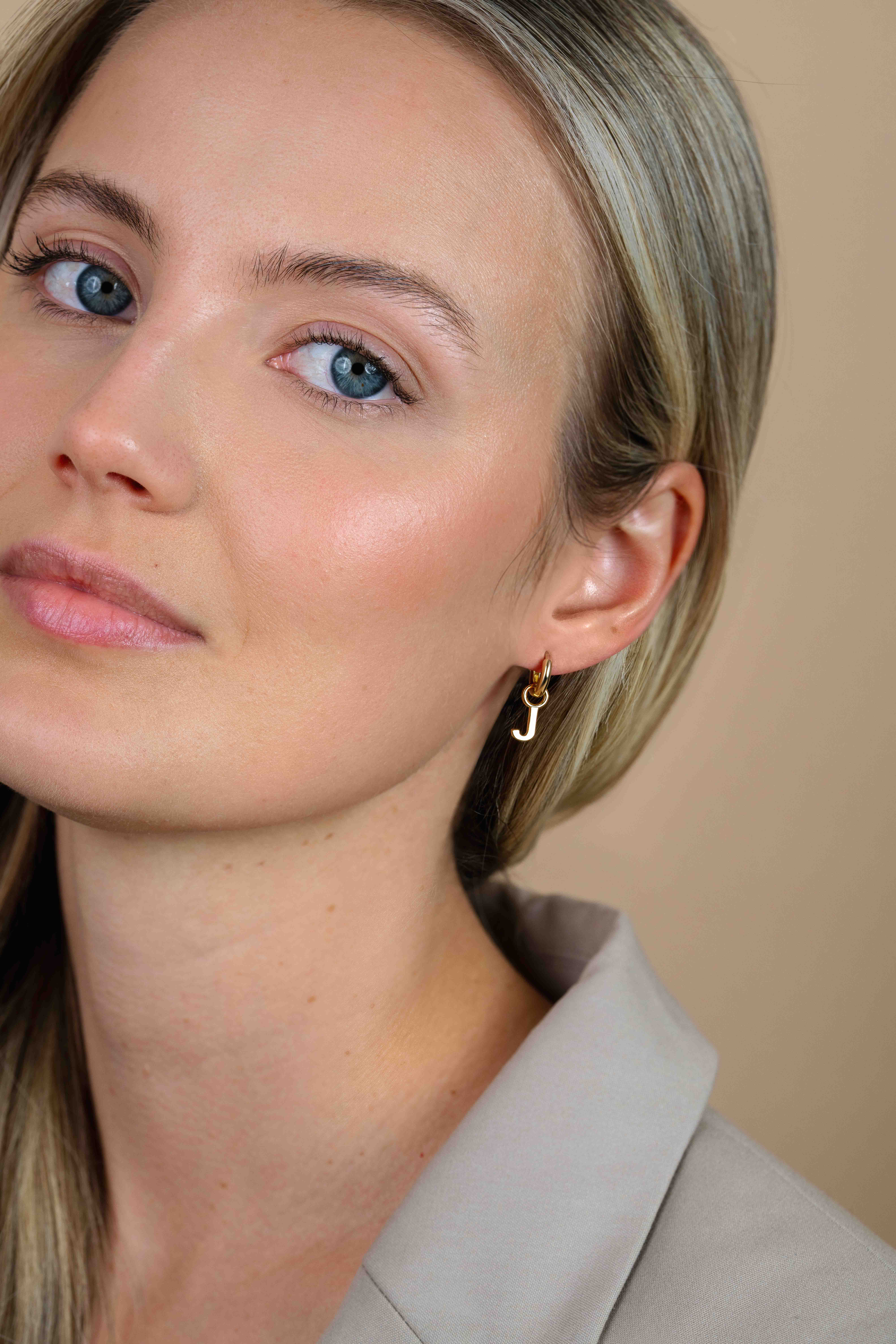 ZINZI Gold Plated Letter Earrings Pendant J price per piece ZICH2145J (excl. hoop earrings)