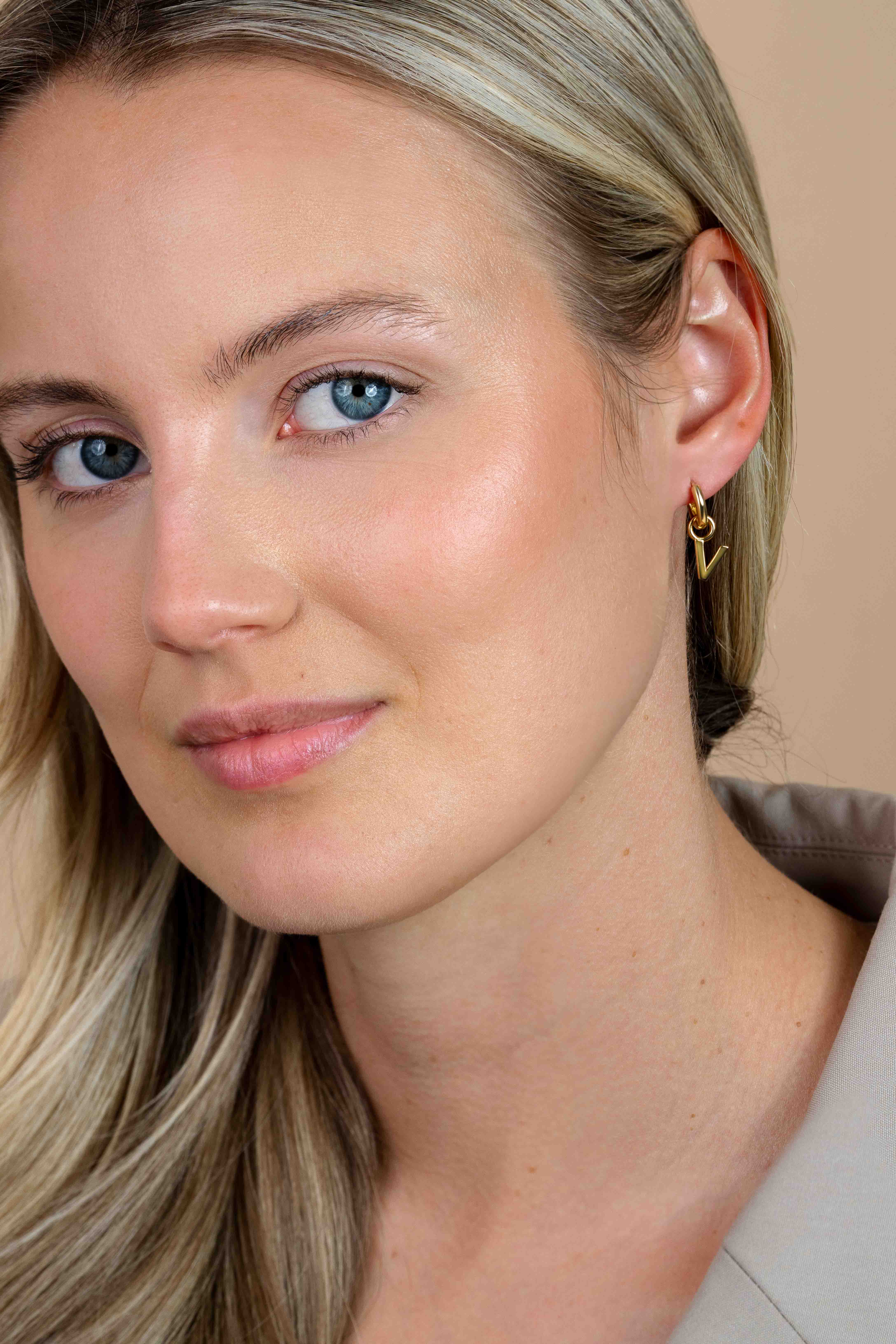 ZINZI Gold Plated Letter Earrings Pendant V price per piece ZICH2145V (excl. hoop earrings)