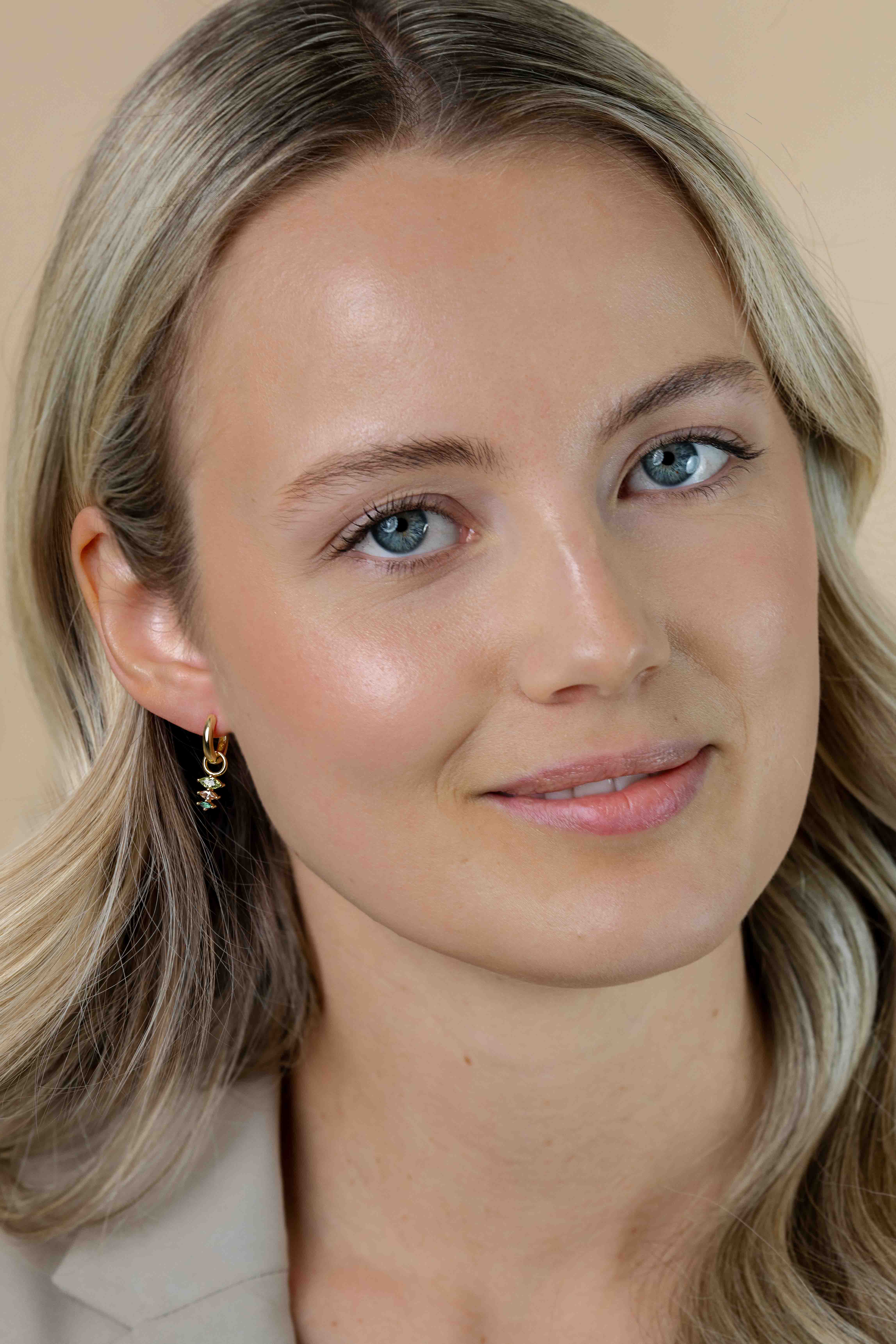 13mm ZINZI gold plated silver charm earrings with three pear-shaped settings in descending size, set with peridot, champagne and dark green gemstones ZICH2631GC (without hoops earrings)