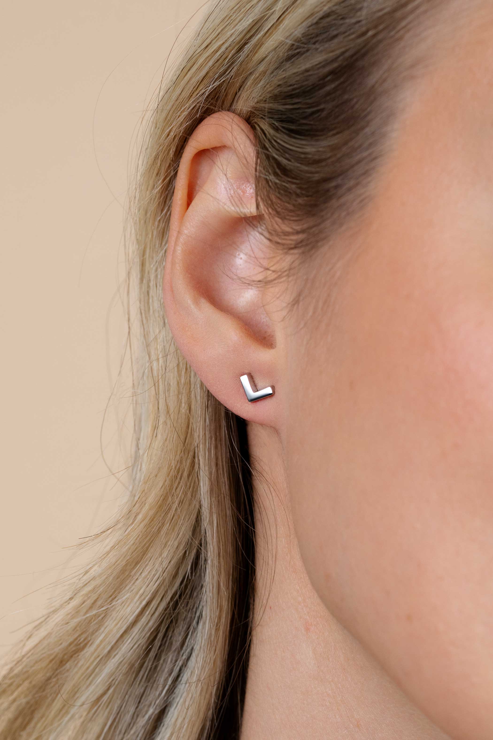 7mm ZINZI Sterling Silver Stud Earrings Shiny V-Shape ZIO1380