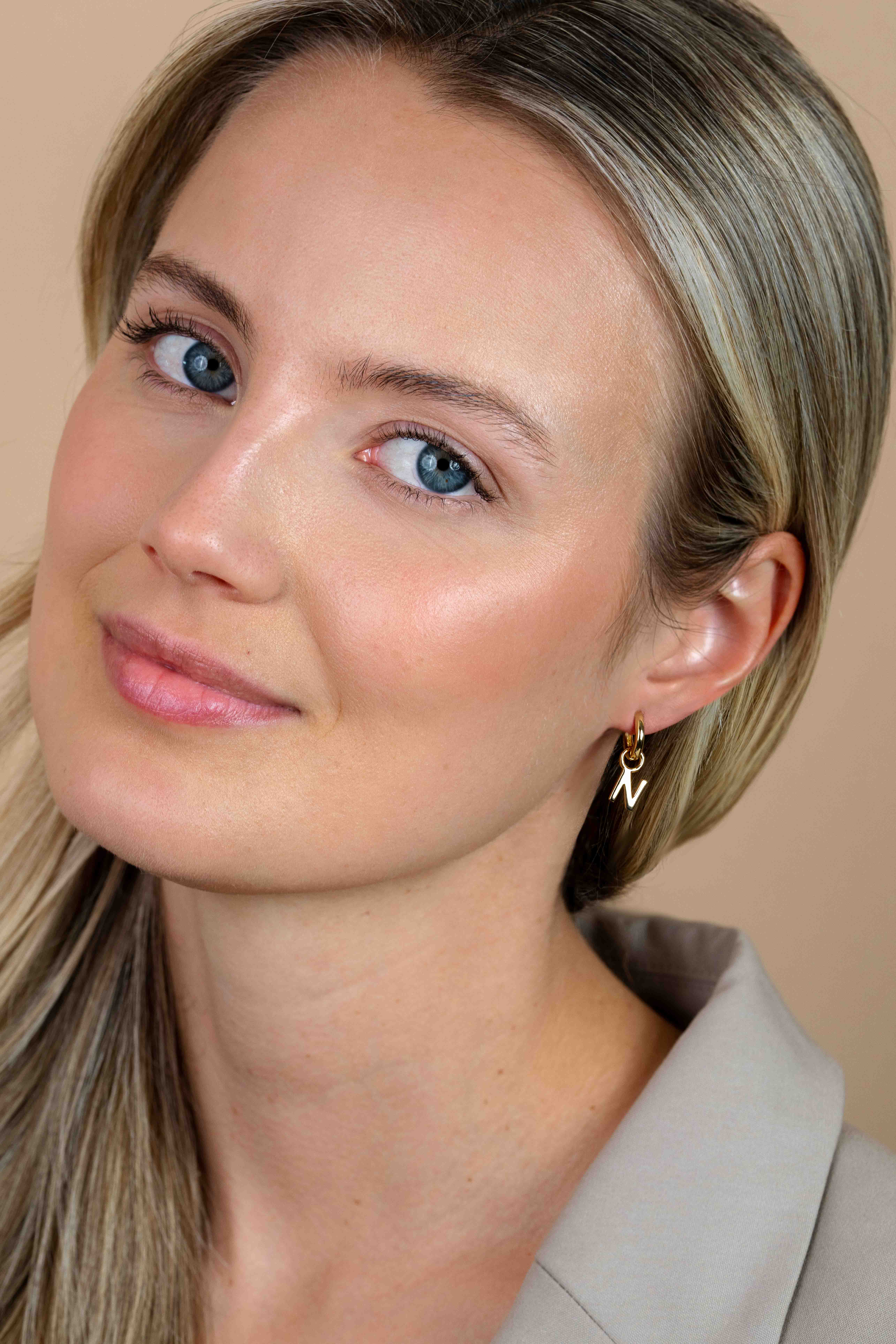 ZINZI Gold Plated Letter Earrings Pendant N price per piece ZICH2145N (excl. hoop earrings)