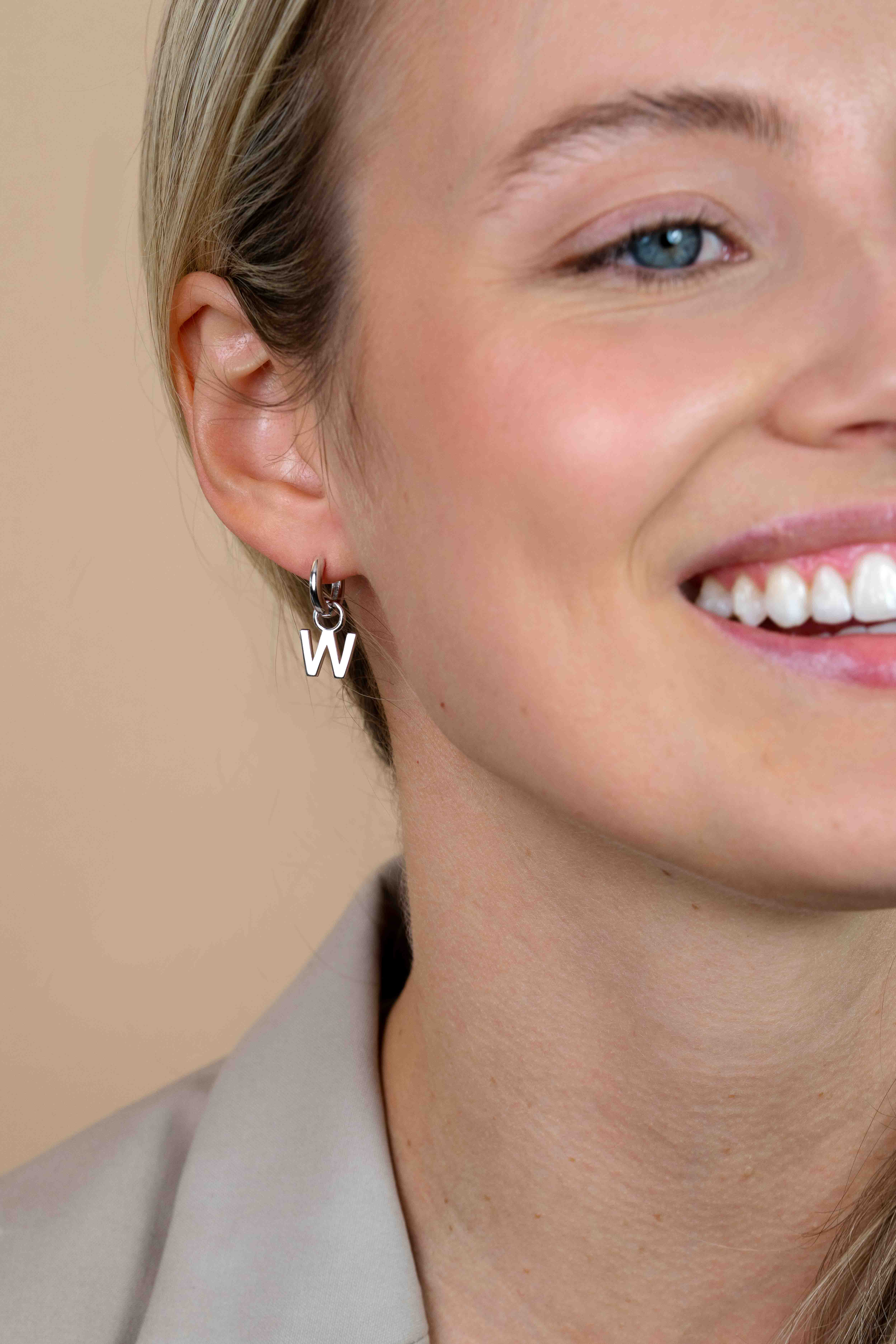 ZINZI Sterling Silver Letter Earrings Pendant W price per piece ZICH2144W (excl. hoop earrings)