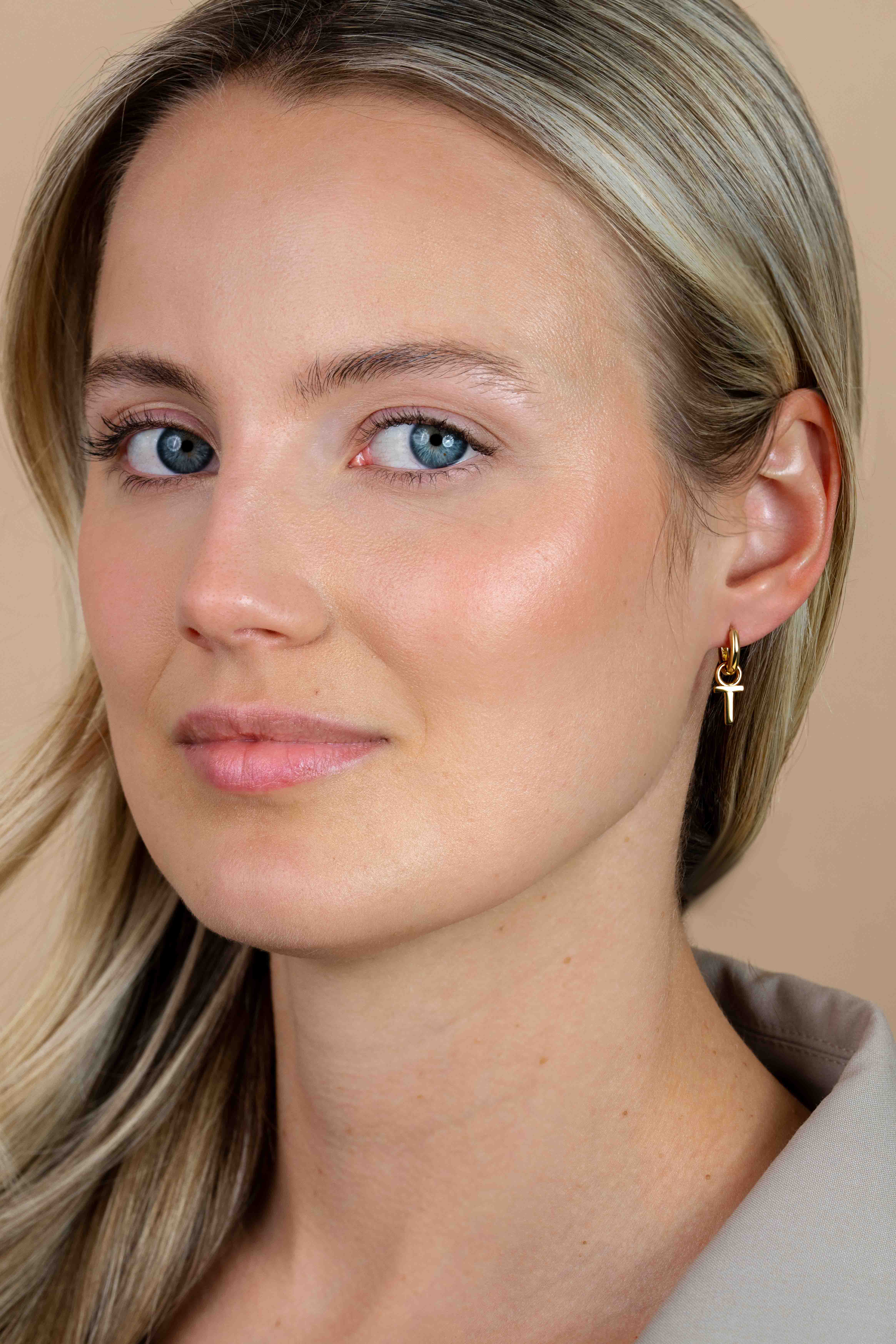 ZINZI Gold Plated Letter Earrings Pendant T price per piece ZICH2145T (excl. hoop earrings)