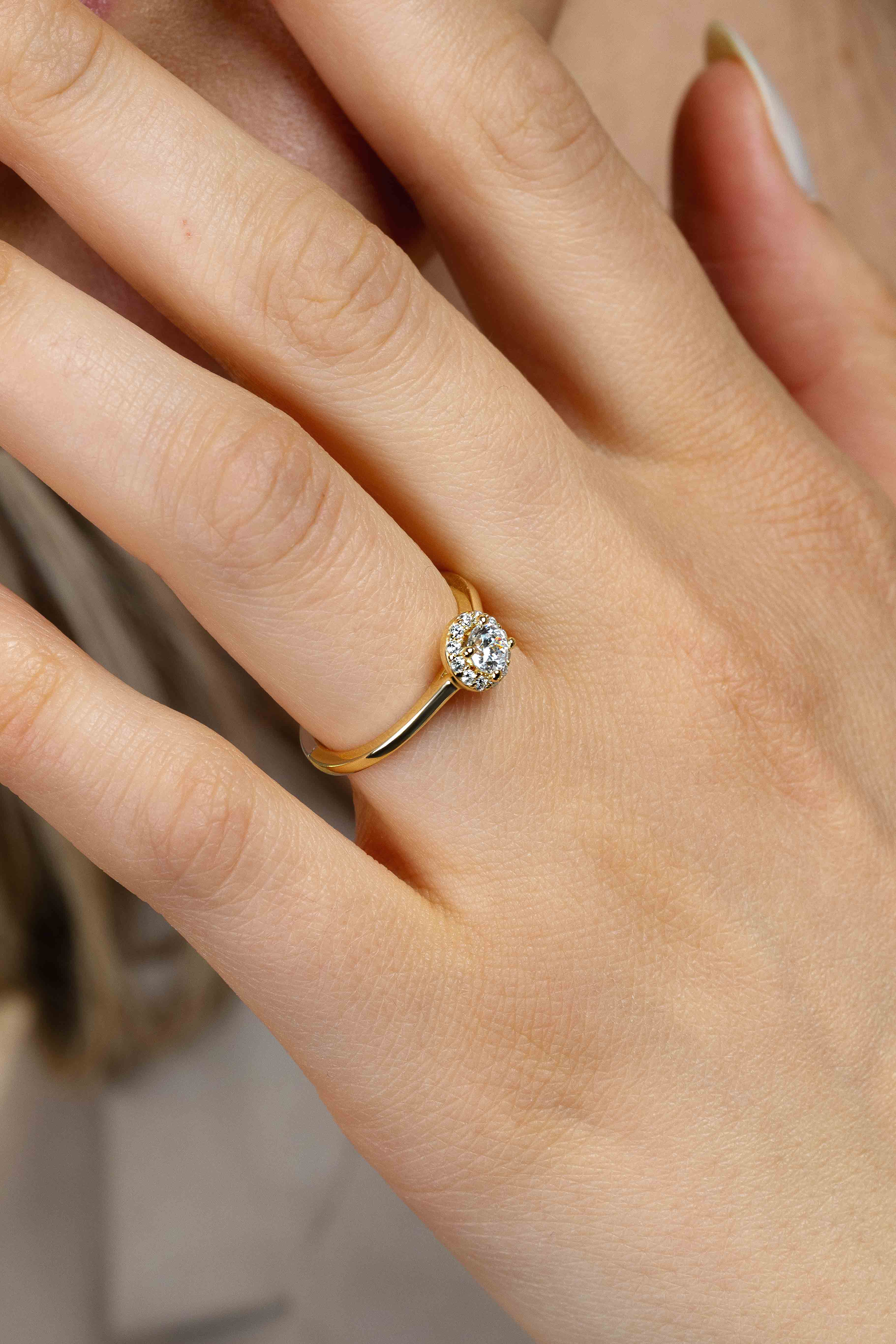 ZINZI gold-plated silver entourage engagement ring set with white zirconia and a small heart on the side ZIR2697Y