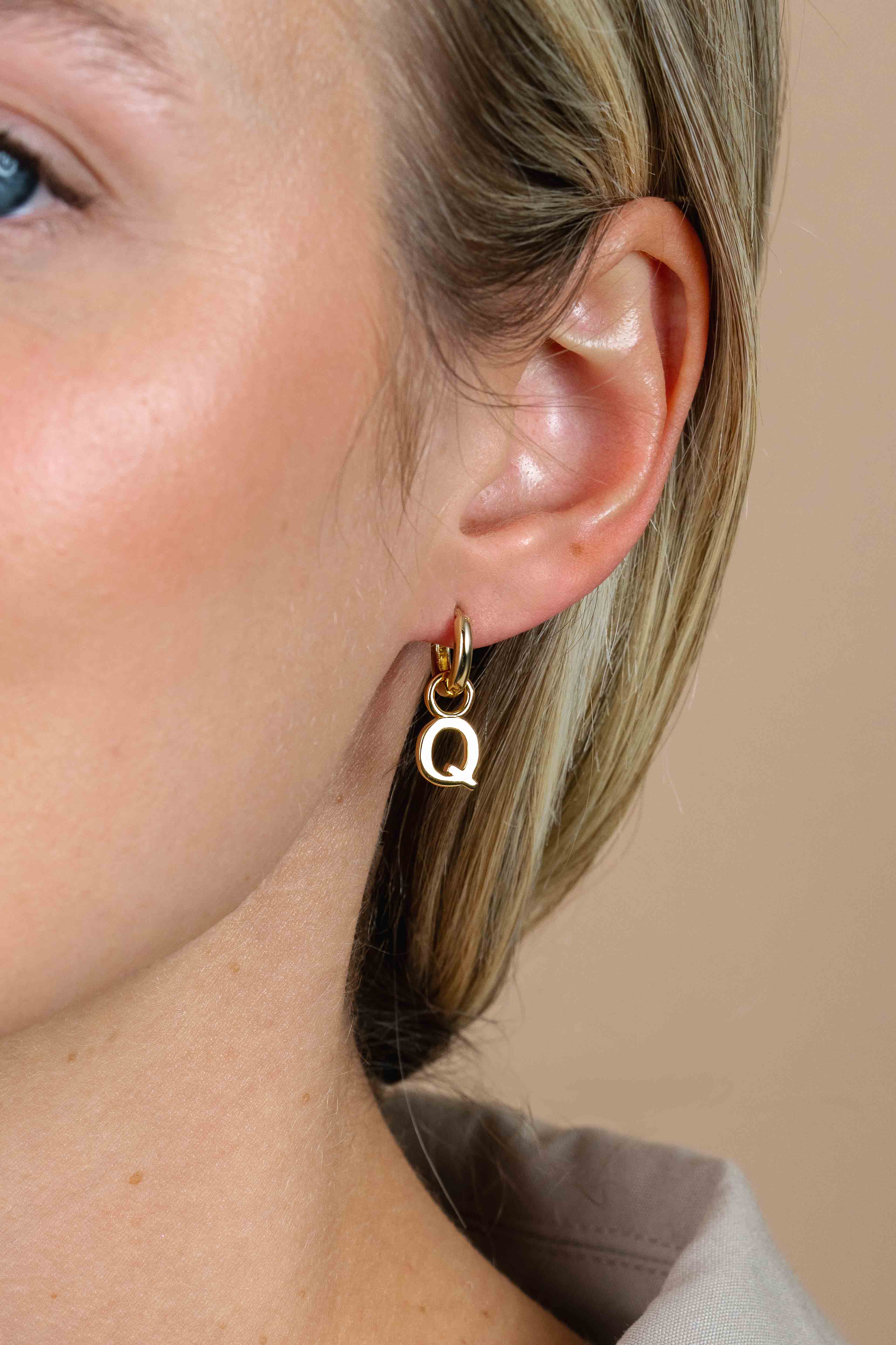 ZINZI Gold Plated Letter Earrings Pendant Q price per piece ZICH2145Q (excl. hoop earrings)