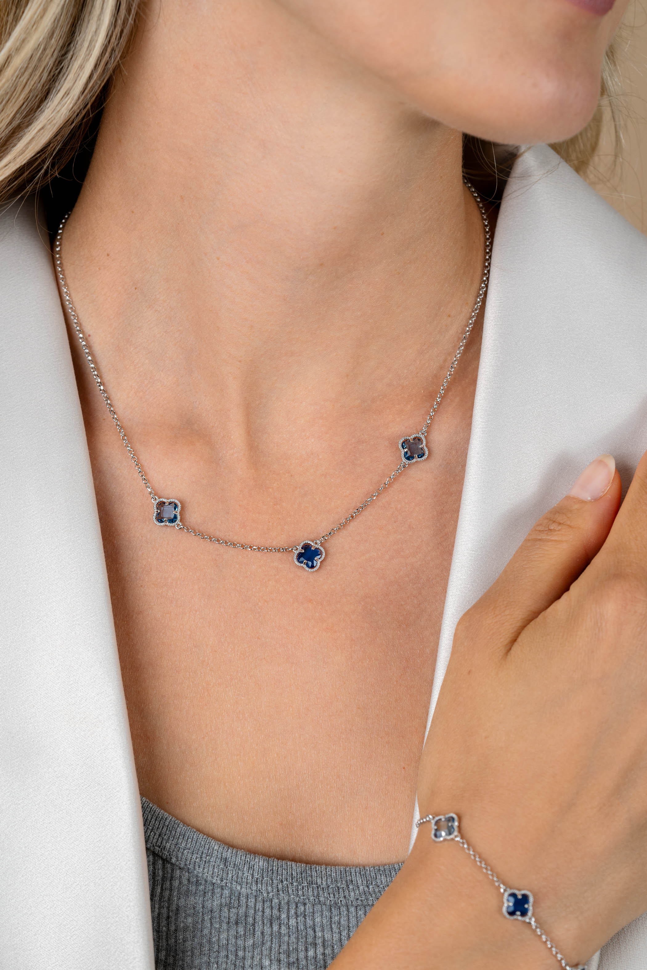 ZINZI silver link necklace with two light blue clovers and one dark blue clover 42-45cm ZIC2663B