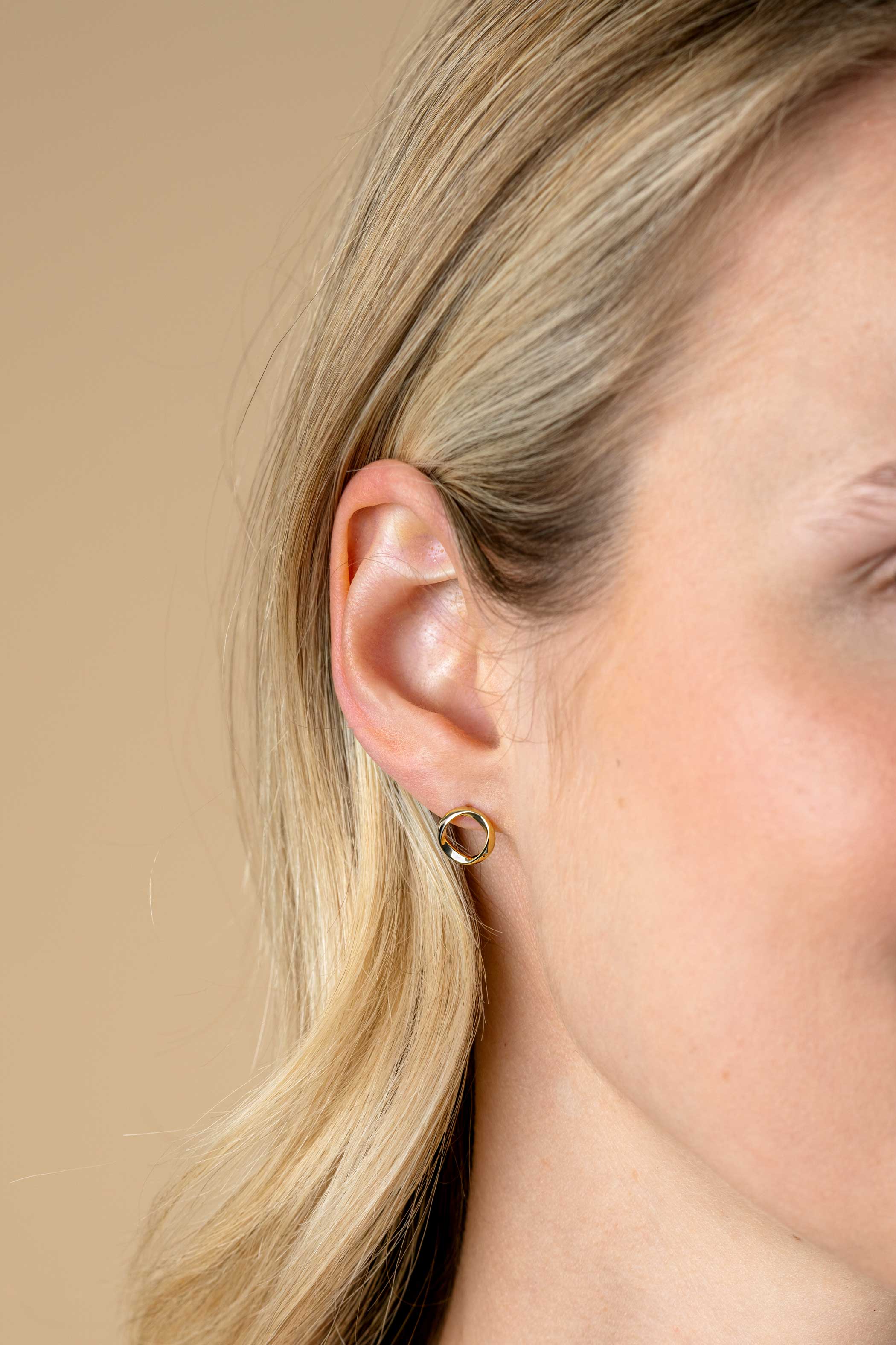 9mm ZINZI gold plated silver stud earrings open circle with organic shape ZIO2611G