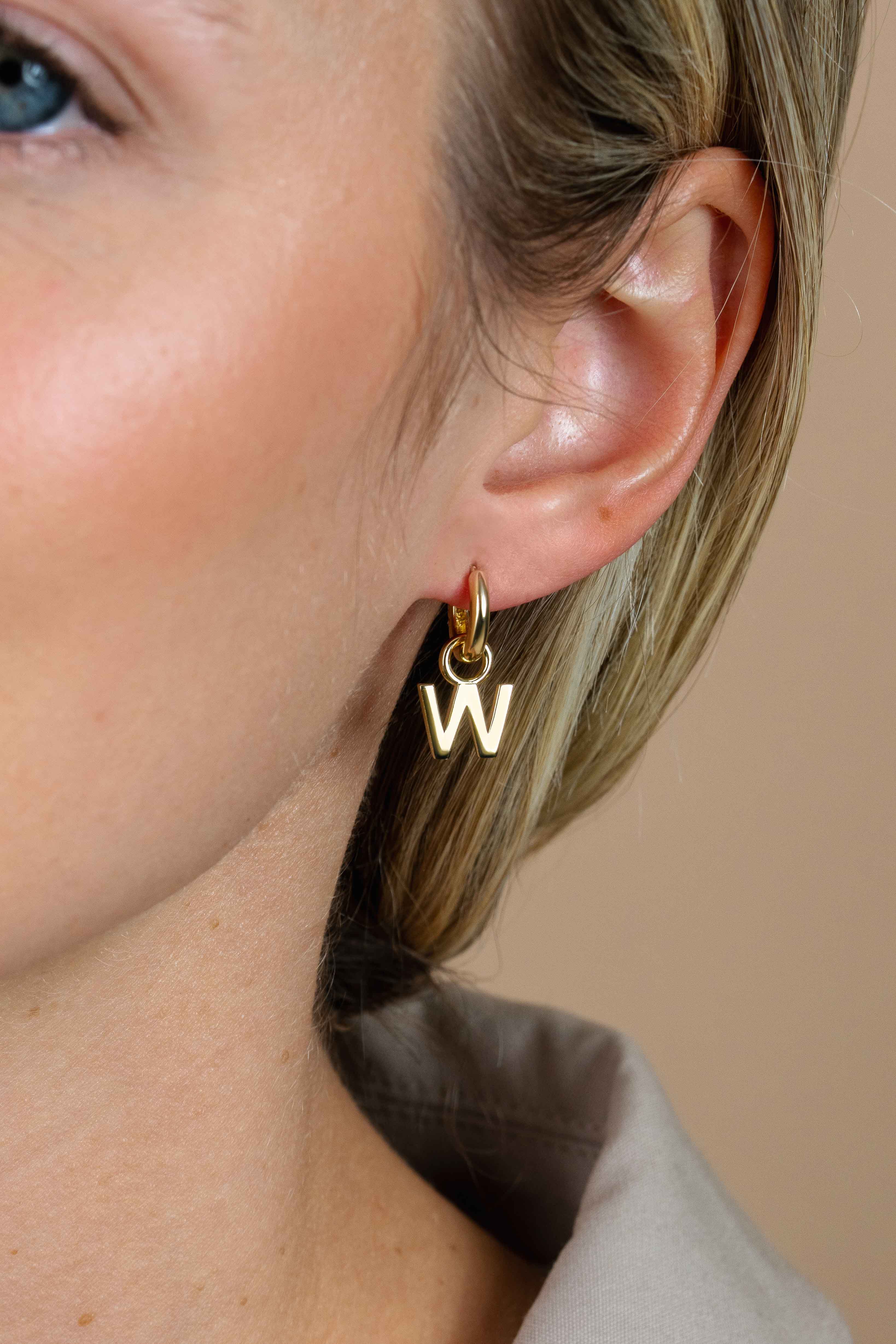 ZINZI Gold Plated Letter Earrings Pendant W price per piece ZICH2145W (excl. hoop earrings)