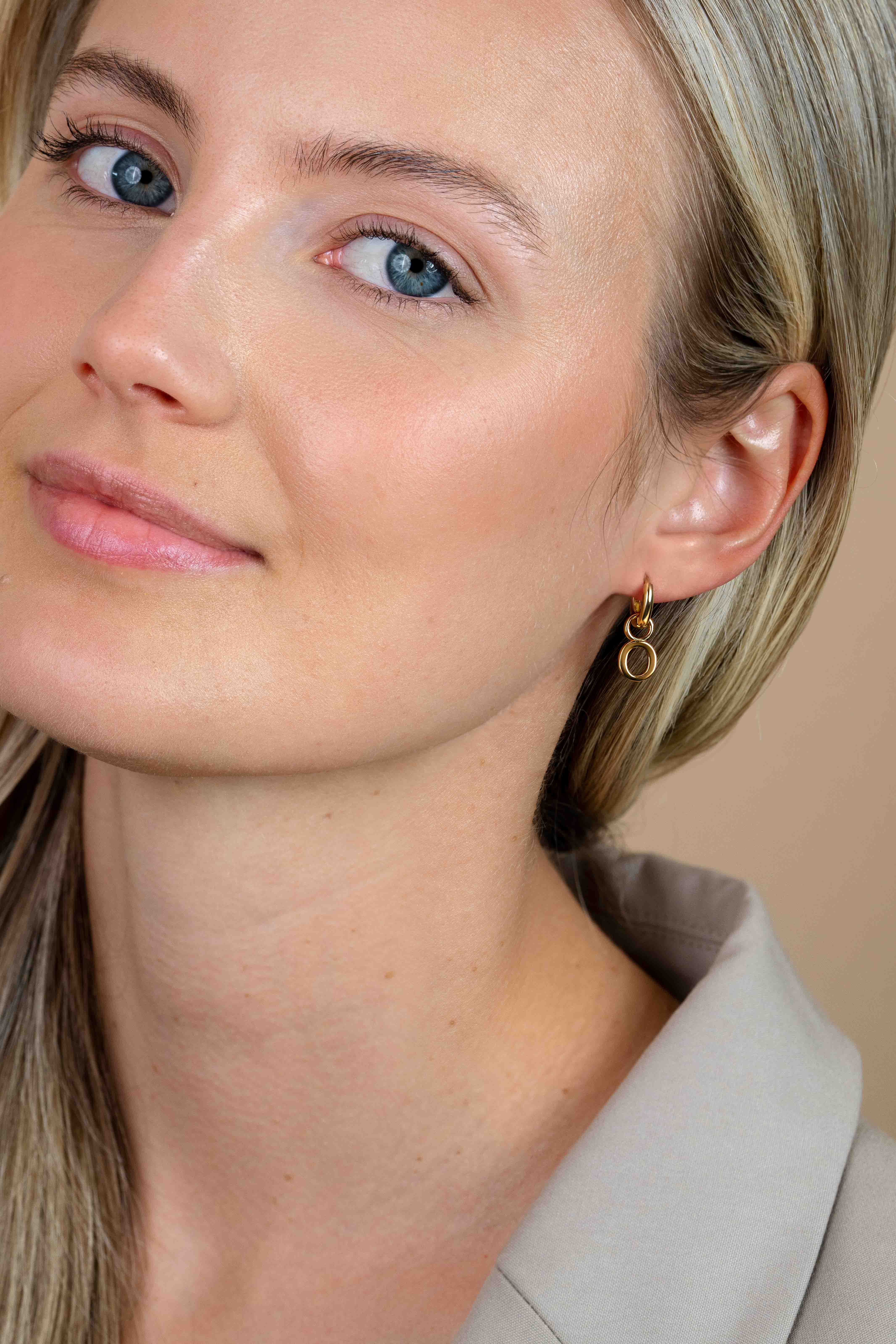 ZINZI Gold Plated Letter Earrings Pendant O price per piece ZICH2145O (excl. hoop earrings)