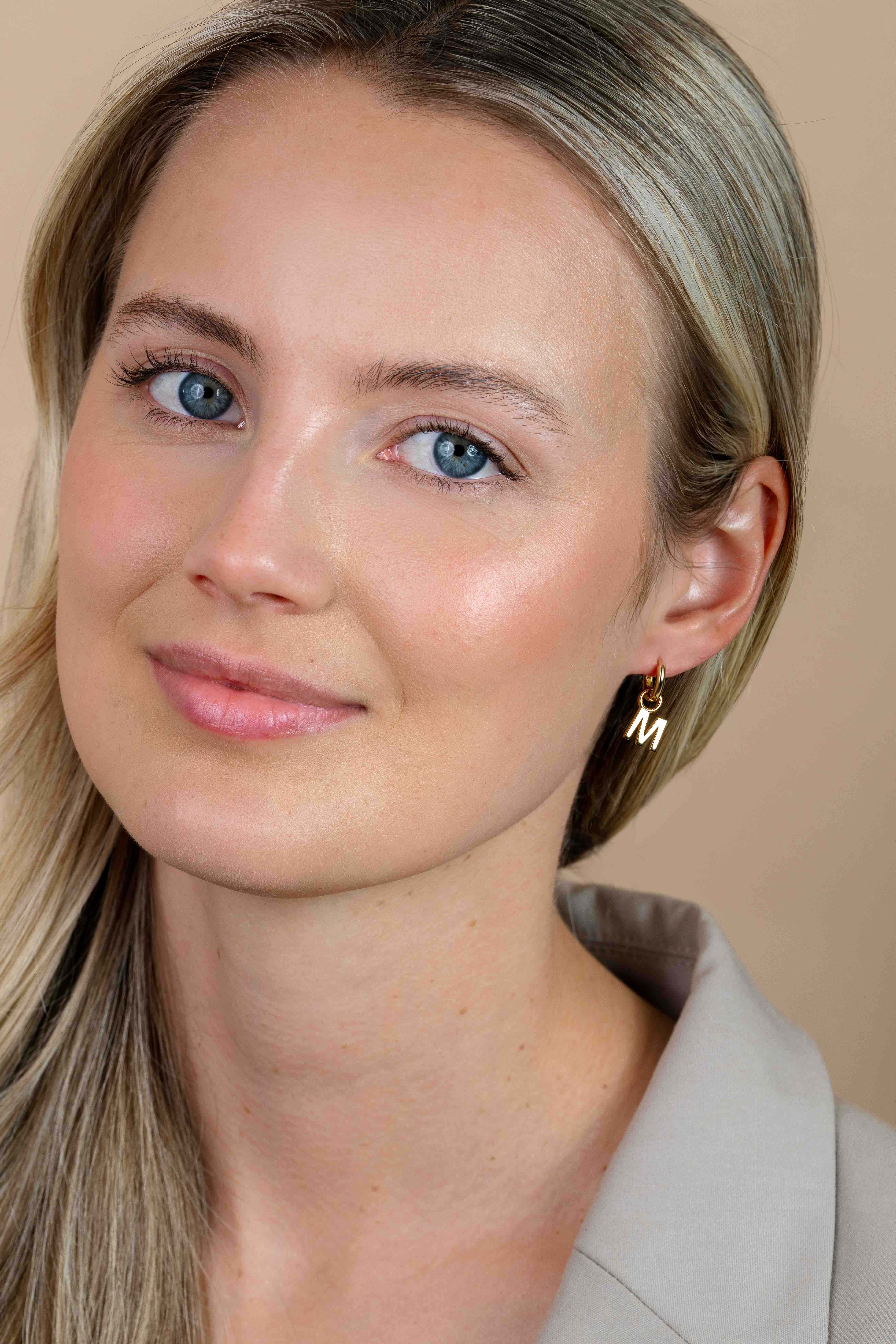 ZINZI Gold Plated Letter Earrings Pendant M price per piece ZICH2145M (excl. hoop earrings)