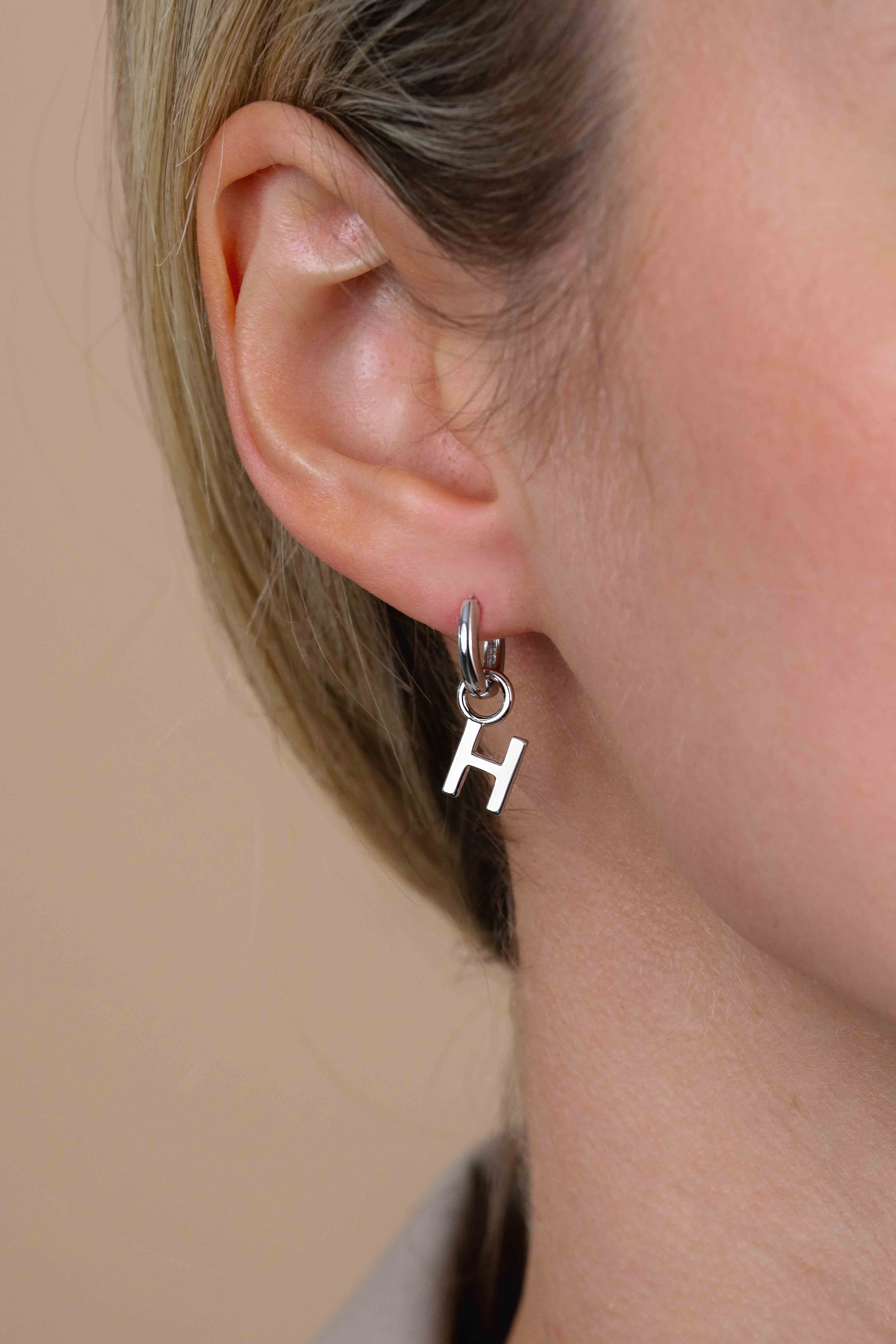 ZINZI Sterling Silver Letter Earrings Pendant H price per piece ZICH2144H (excl. hoop earrings)