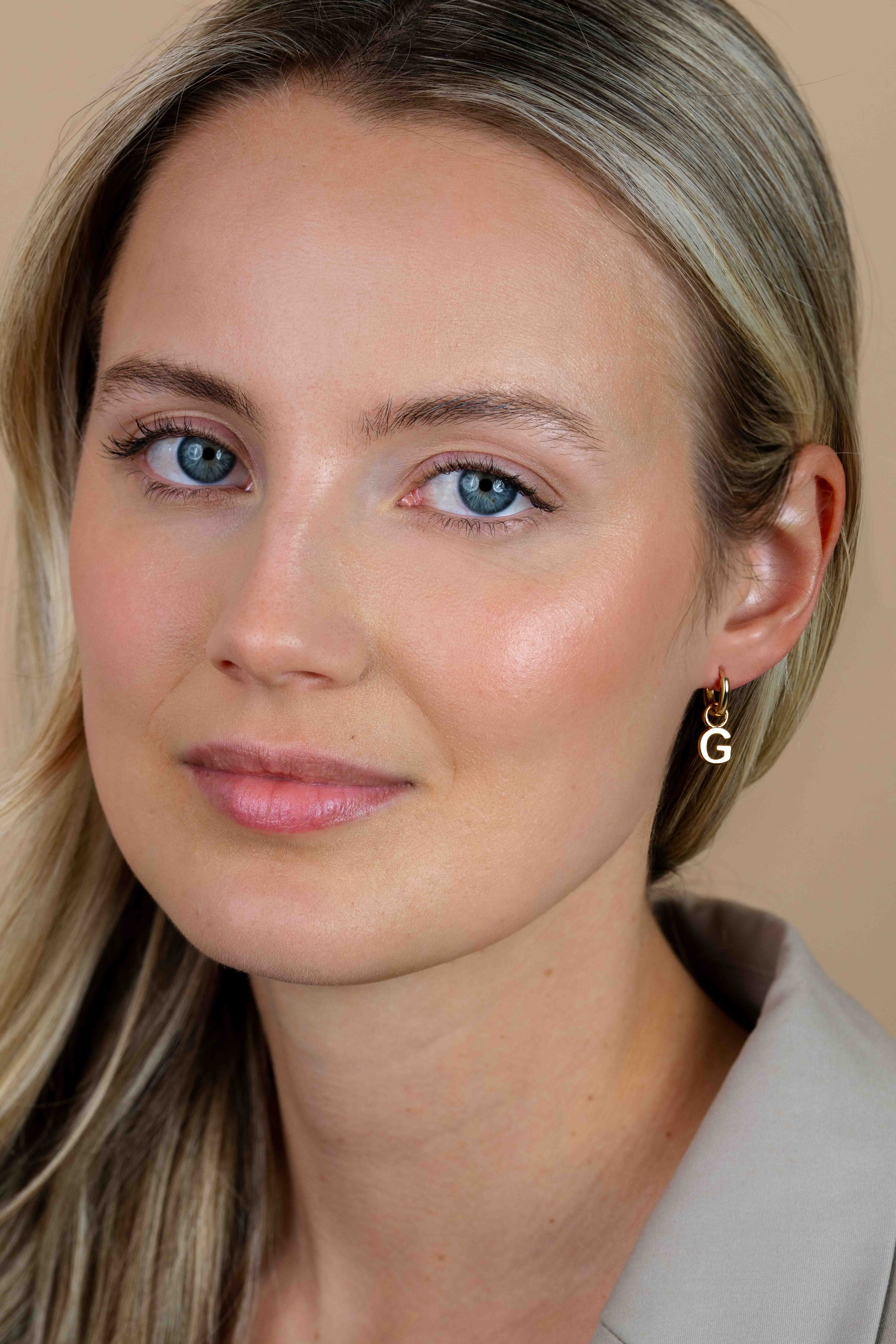 ZINZI Gold Plated Letter Earrings Pendant G price per piece ZICH2145G (excl. hoop earrings)