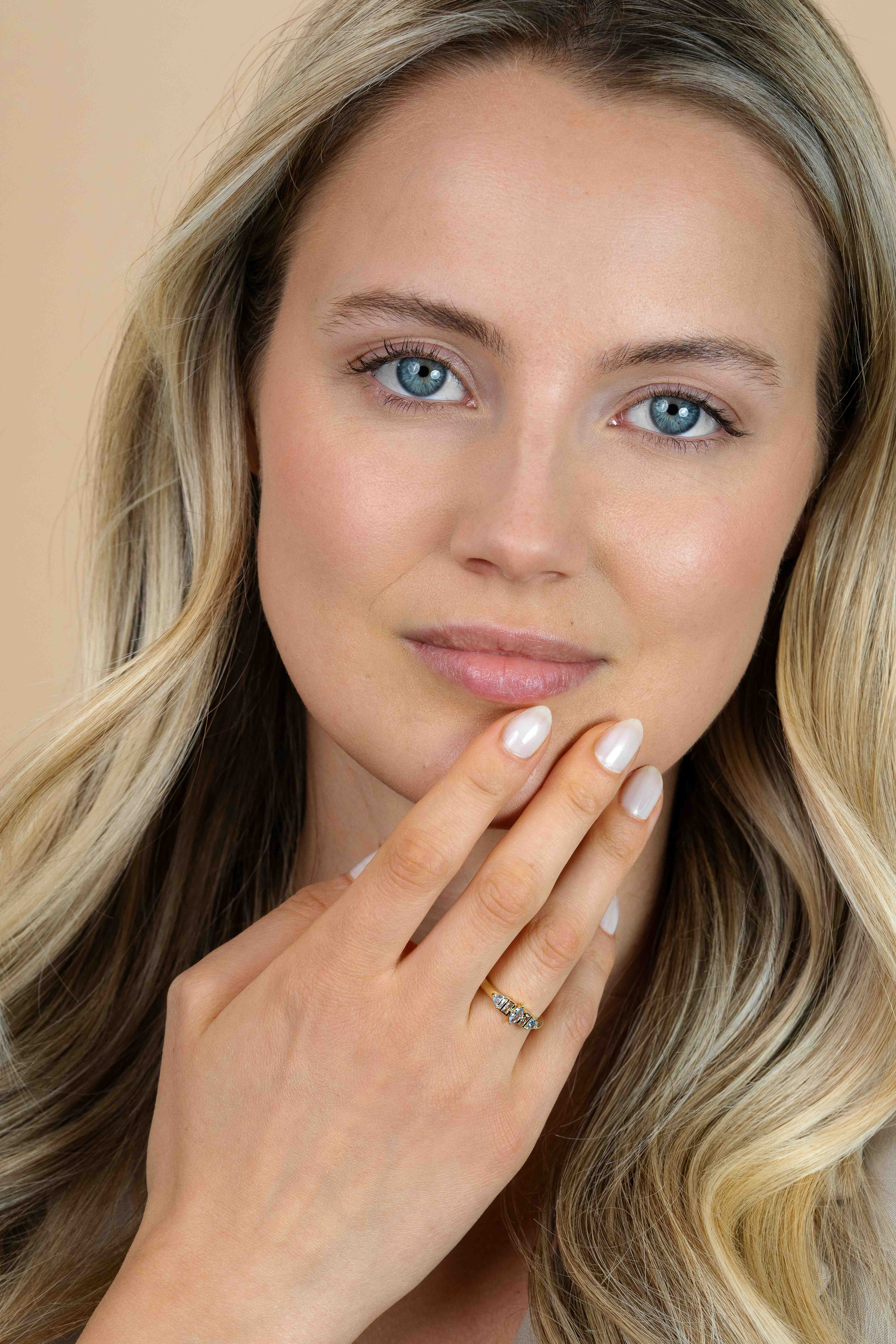 ZINZI gold plated silver ring with pear, rectangular and triangular settings set with light blue and champagne gemstones ZIR2630B