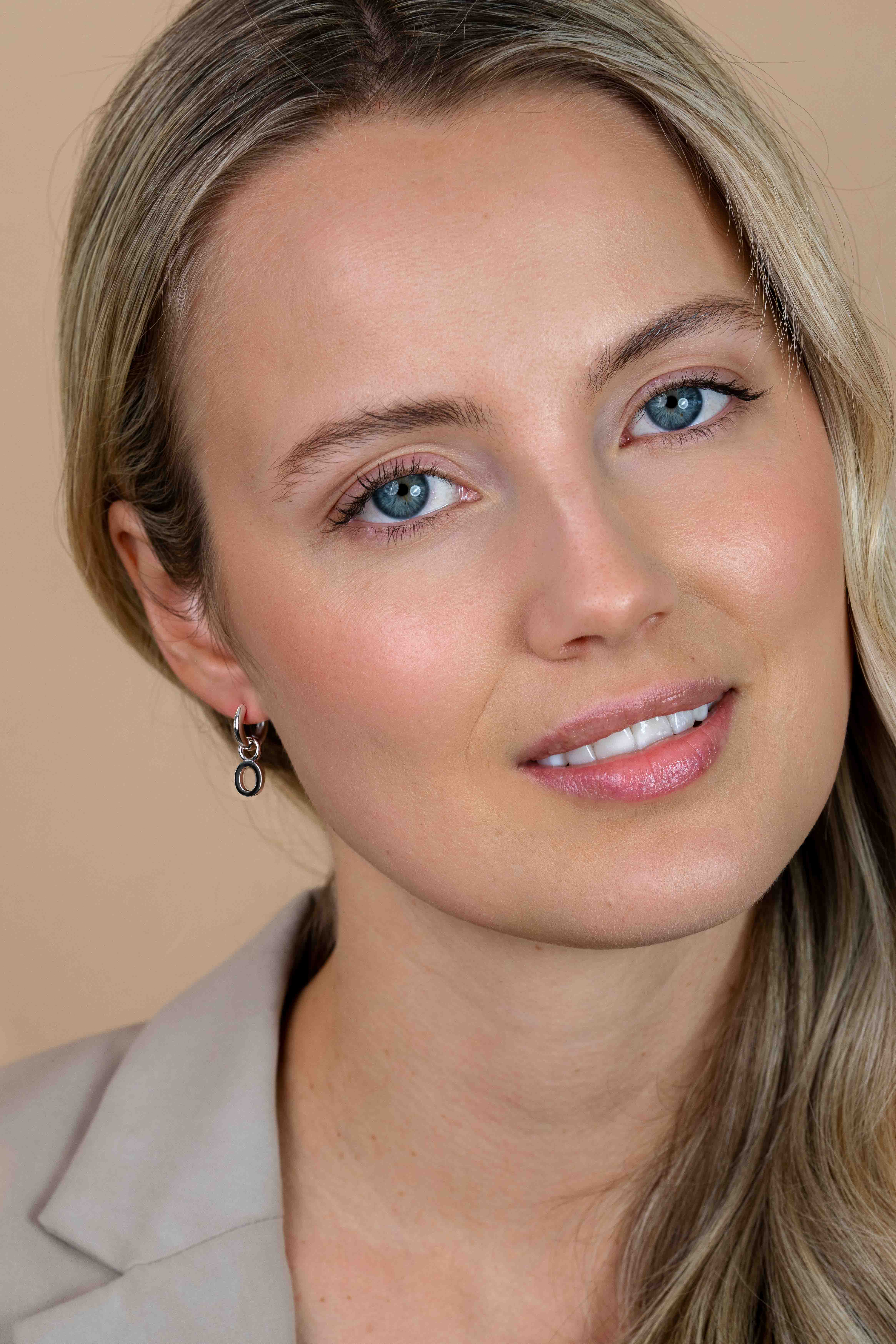 ZINZI Sterling Silver Letter Earrings Pendant O price per piece ZICH2144O (excl. hoop earrings)