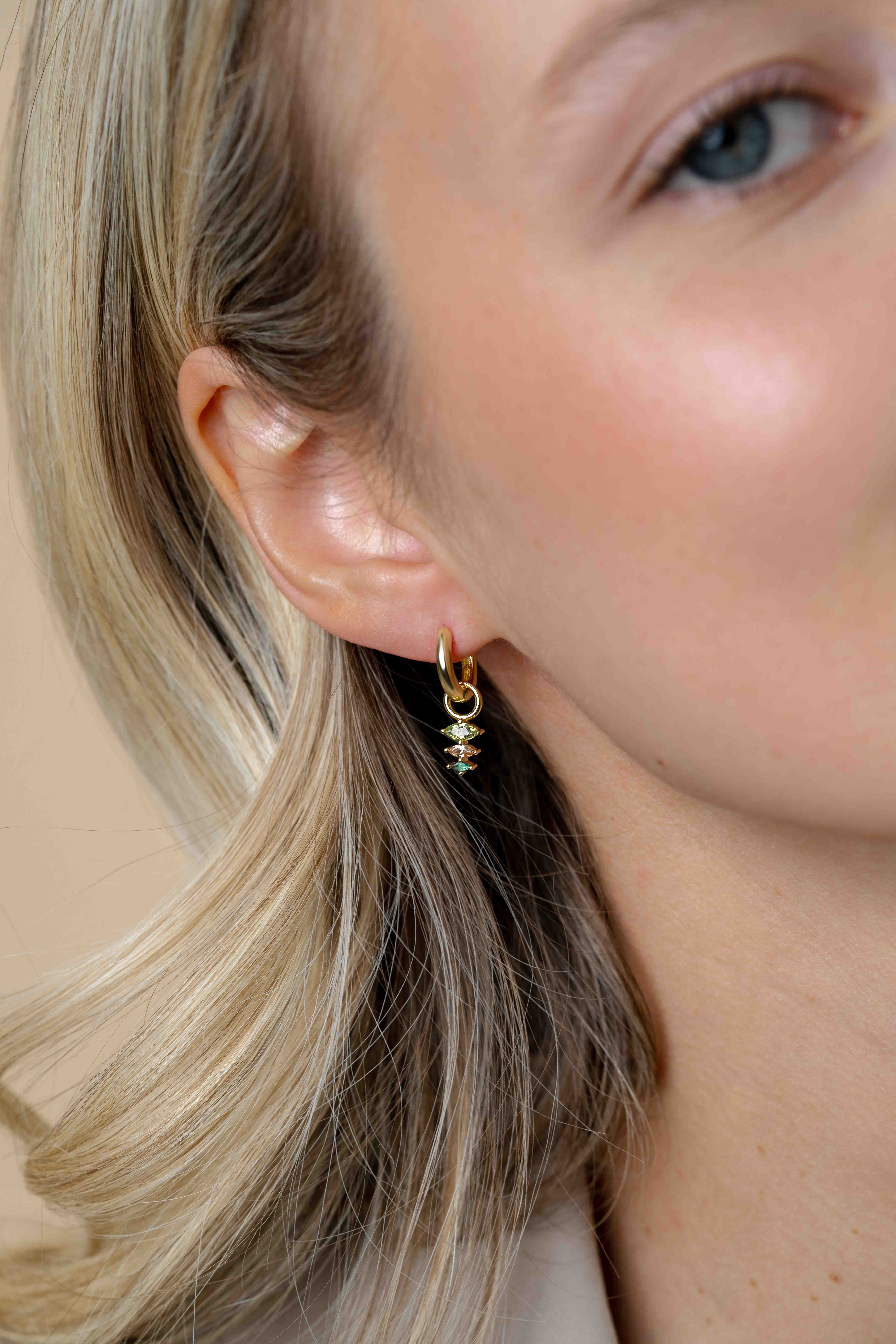 13mm ZINZI gold plated silver charm earrings with three pear-shaped settings in descending size, set with peridot, champagne and dark green gemstones ZICH2631GC (without hoops earrings)