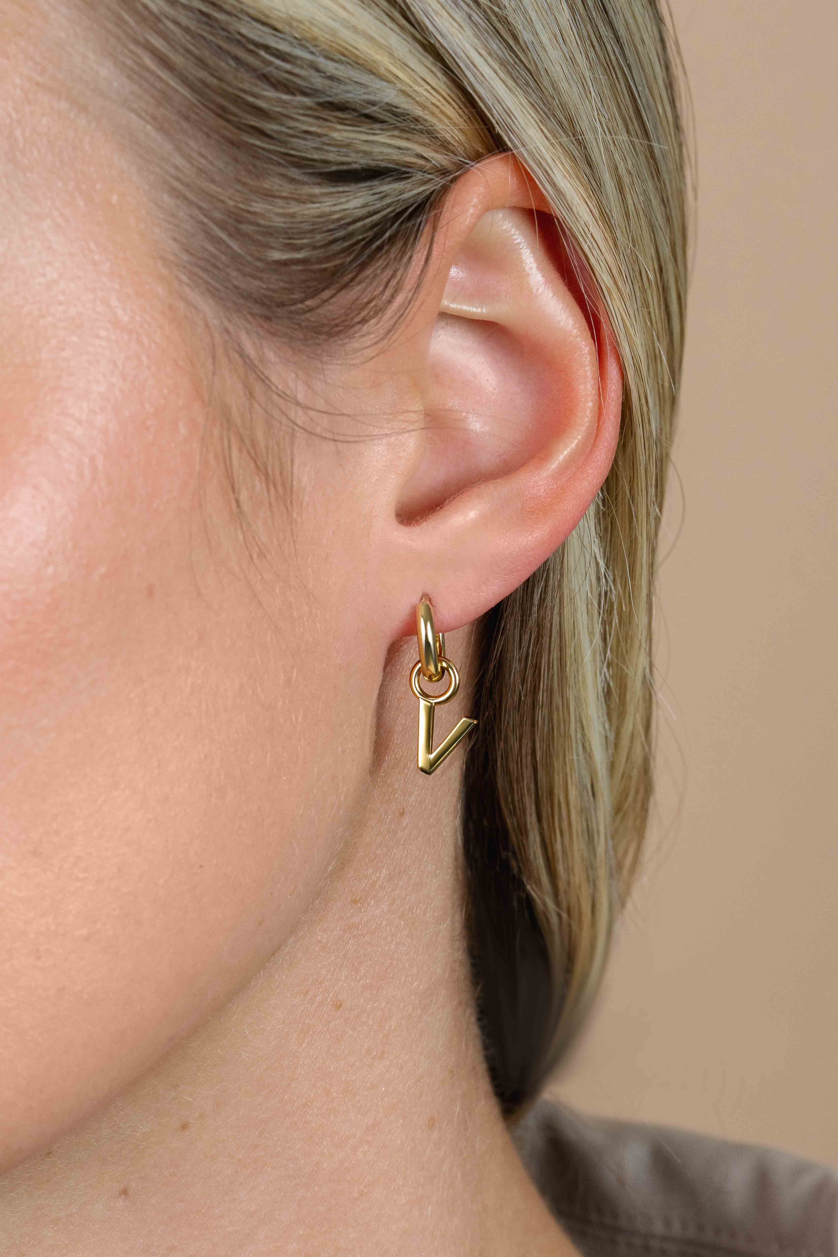 ZINZI Gold Plated Letter Earrings Pendant V price per piece ZICH2145V (excl. hoop earrings)