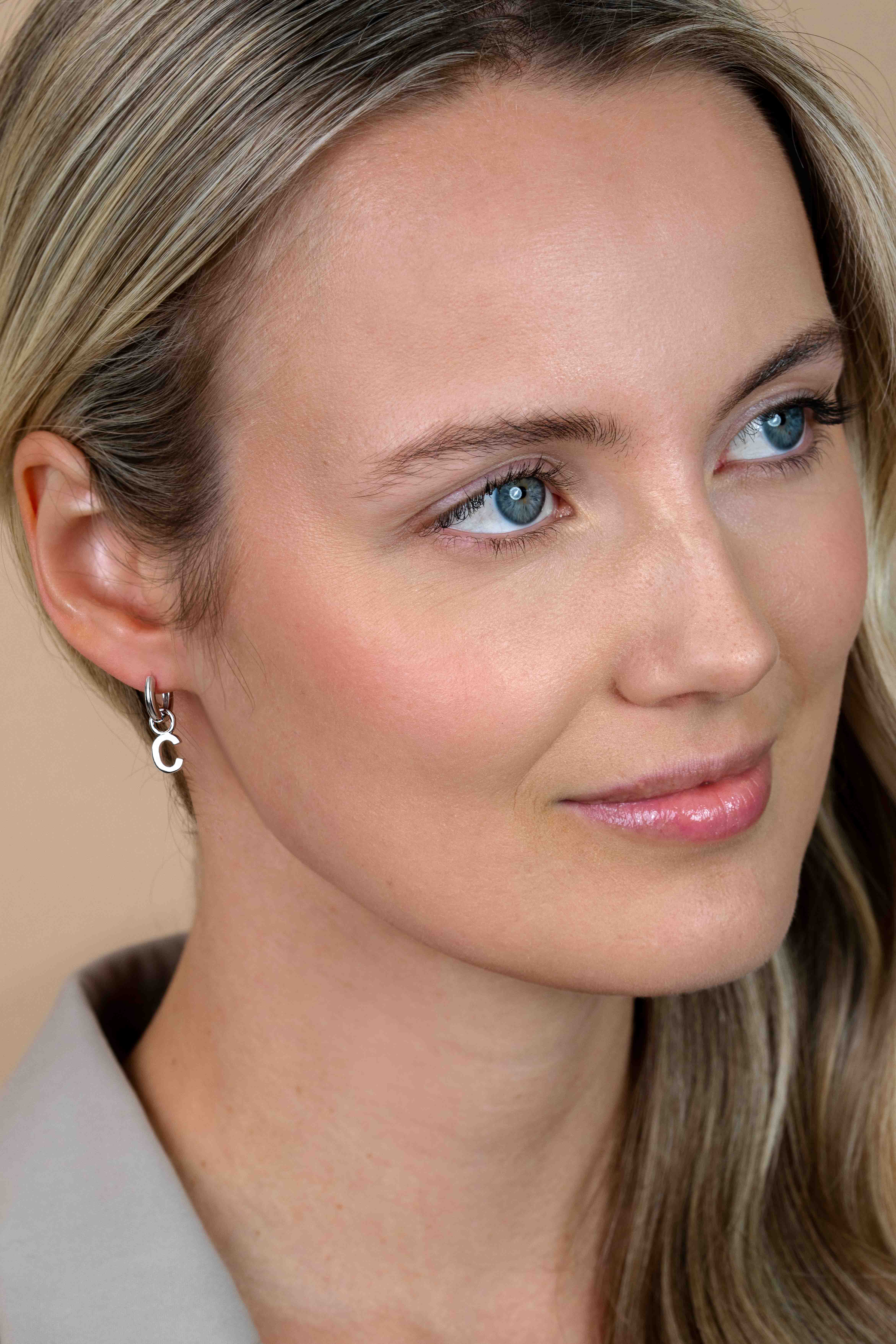 ZINZI Sterling Silver Letter Earrings Pendant C price per piece ZICH2144C (excl. hoop earrings)