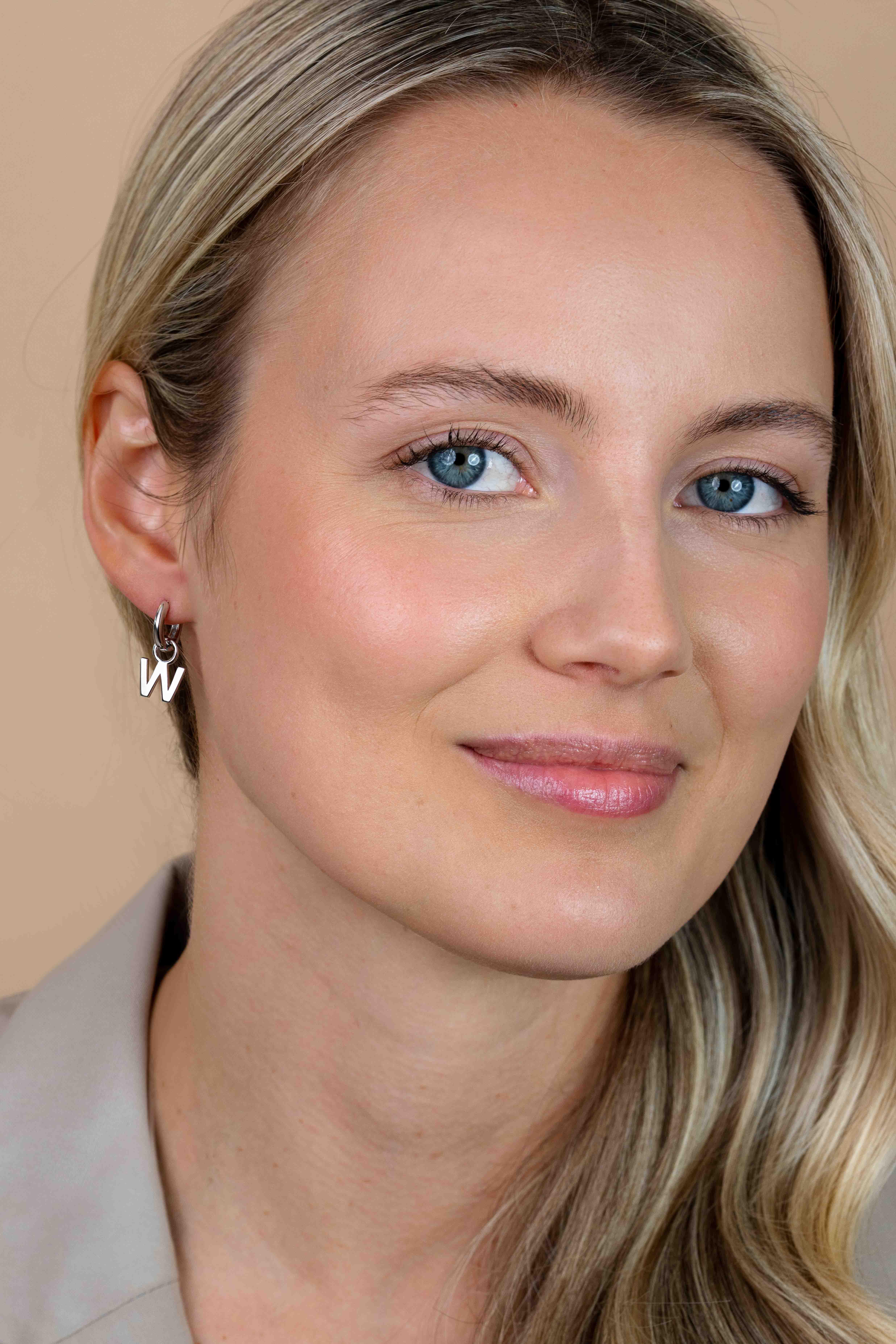 ZINZI Sterling Silver Letter Earrings Pendant W price per piece ZICH2144W (excl. hoop earrings)