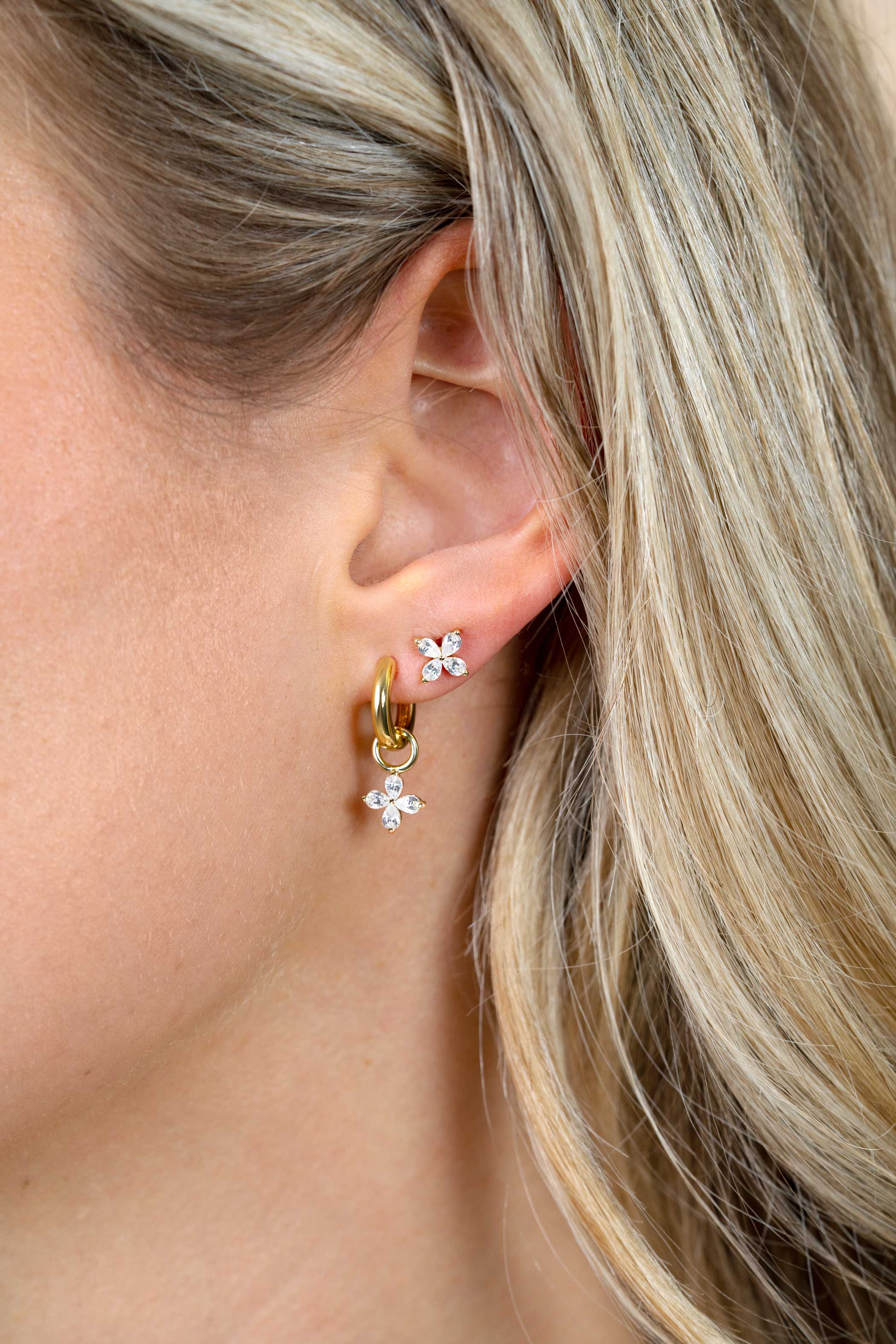 7.5mm ZINZI gold plated silver stud earrings with flower set with four teardrop-shaped white zirconia ZIO2624