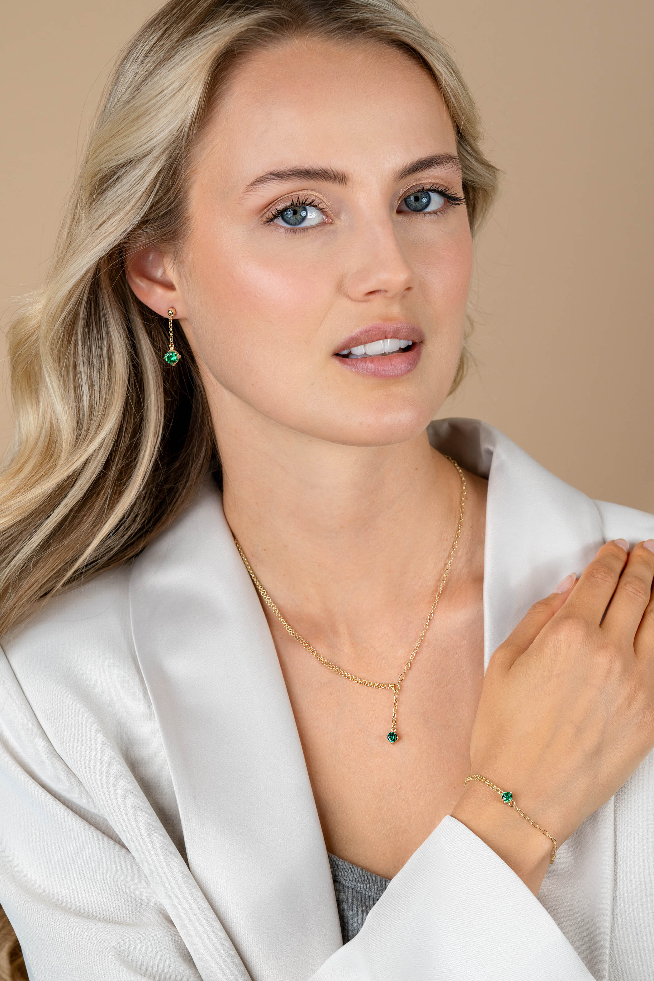 26mm ZINZI gold plated silver stud earrings with chain and a dangling round green gemstone ZIO2660G