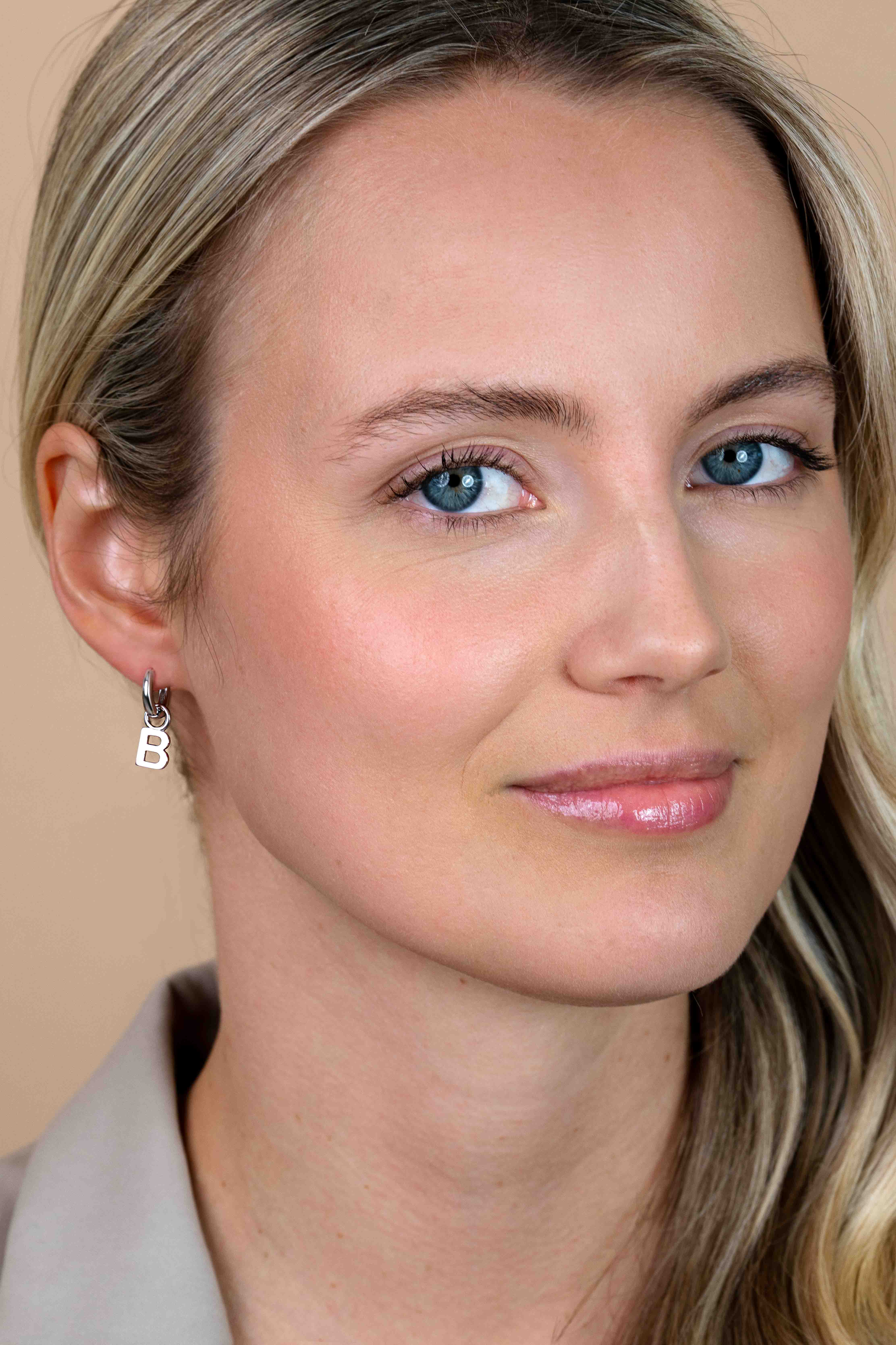 ZINZI Sterling Silver Letter Earrings Pendant B price per piece ZICH2144B (excl. hoop earrings)