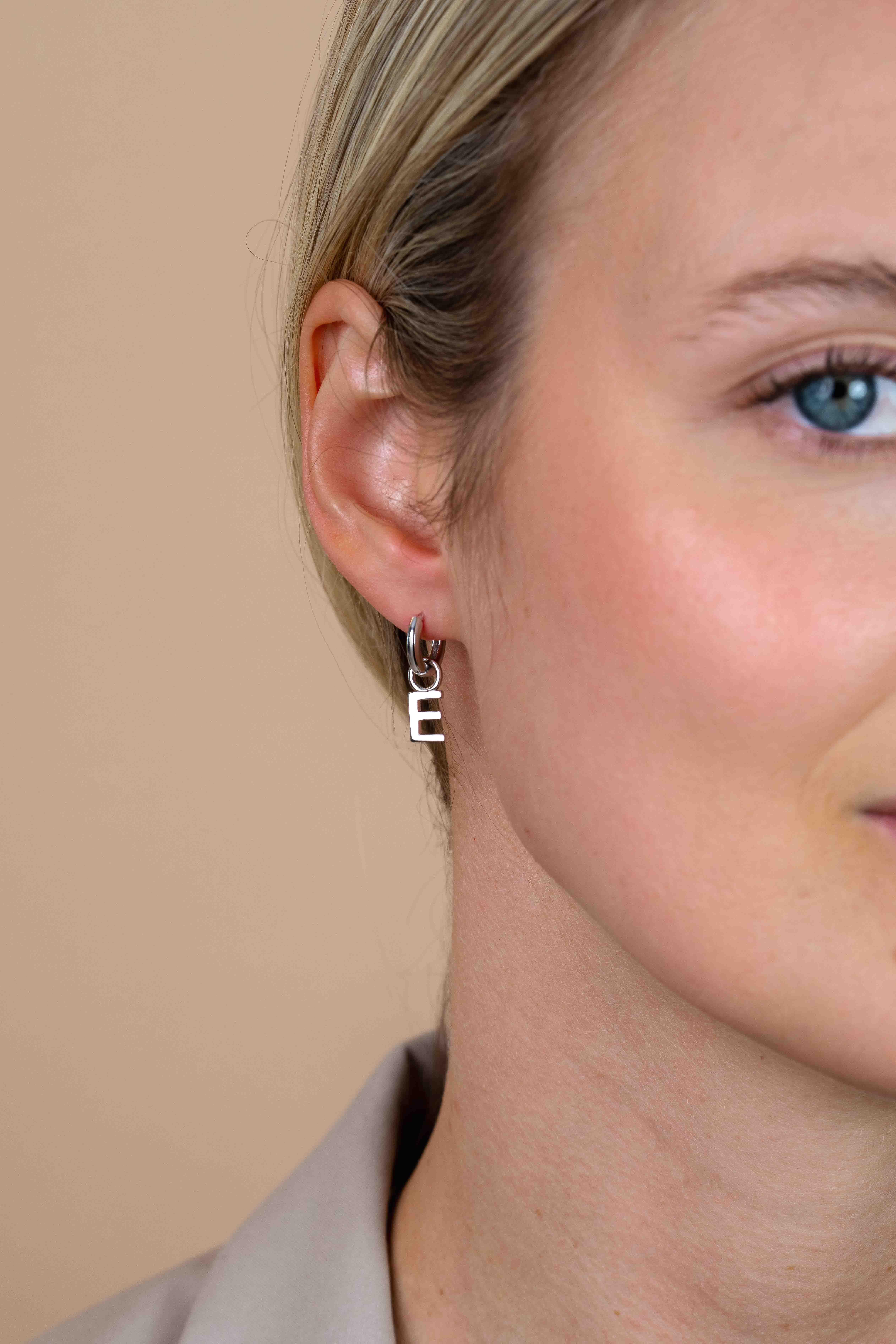 ZINZI Sterling Silver Letter Earrings Pendant E price per piece ZICH2144E (excl. hoop earrings)