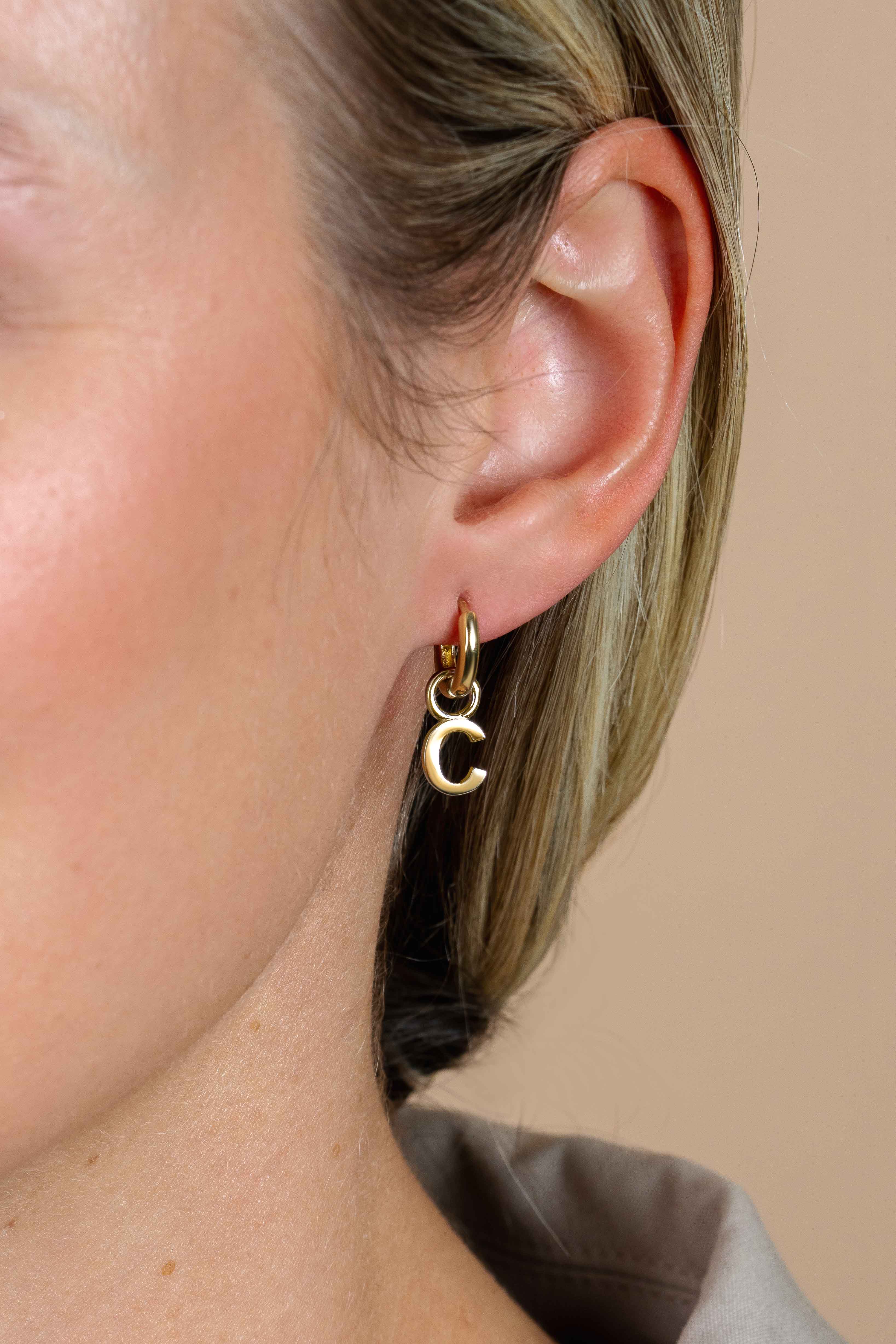 ZINZI Gold Plated Letter Earrings Pendant C price per piece ZICH2145C (excl. hoop earrings)