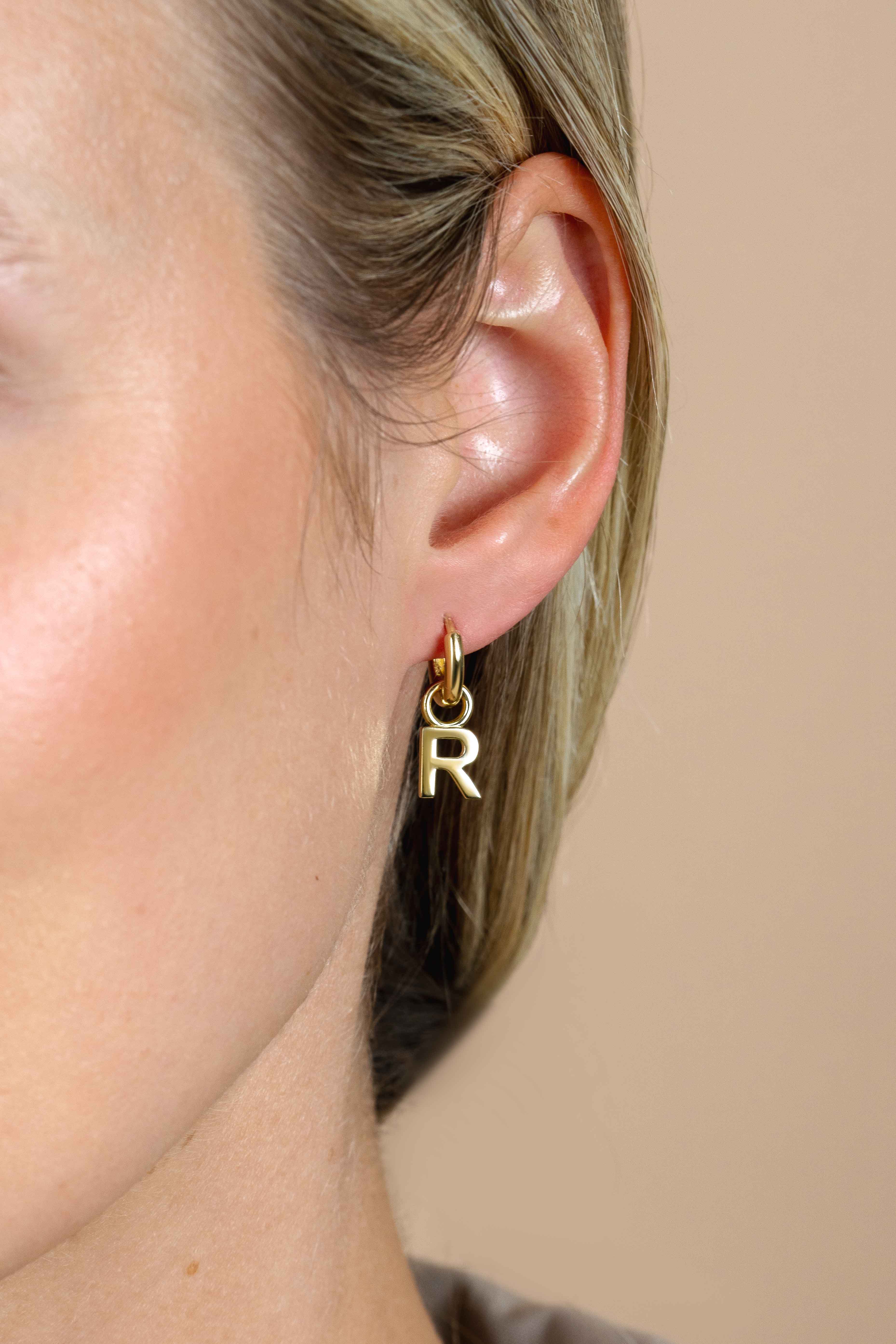 ZINZI Gold Plated Letter Earrings Pendant R price per piece ZICH2145R (excl. hoop earrings)