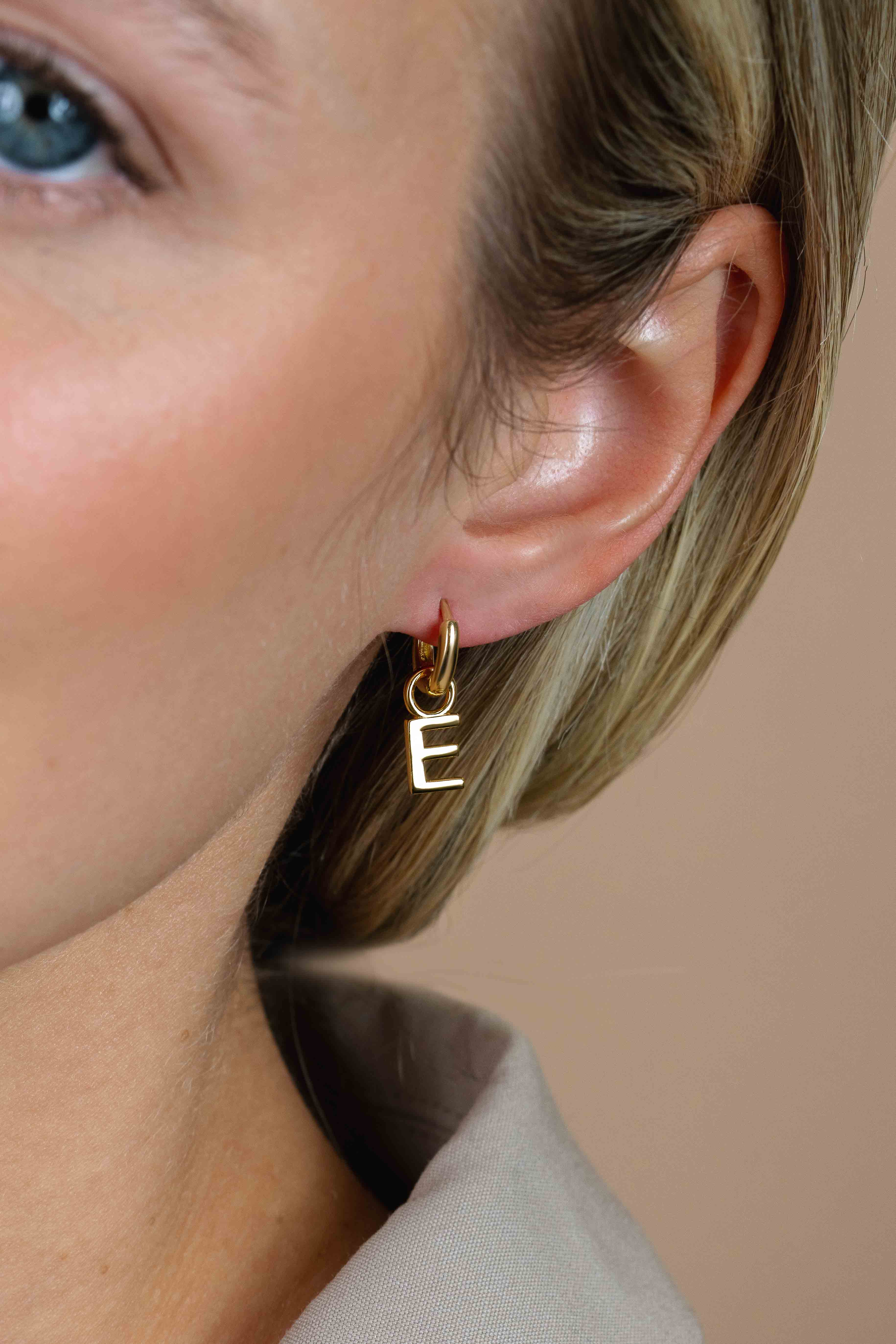 ZINZI Gold Plated Letter Earrings Pendant E price per piece ZICH2145E (excl. hoop earrings)