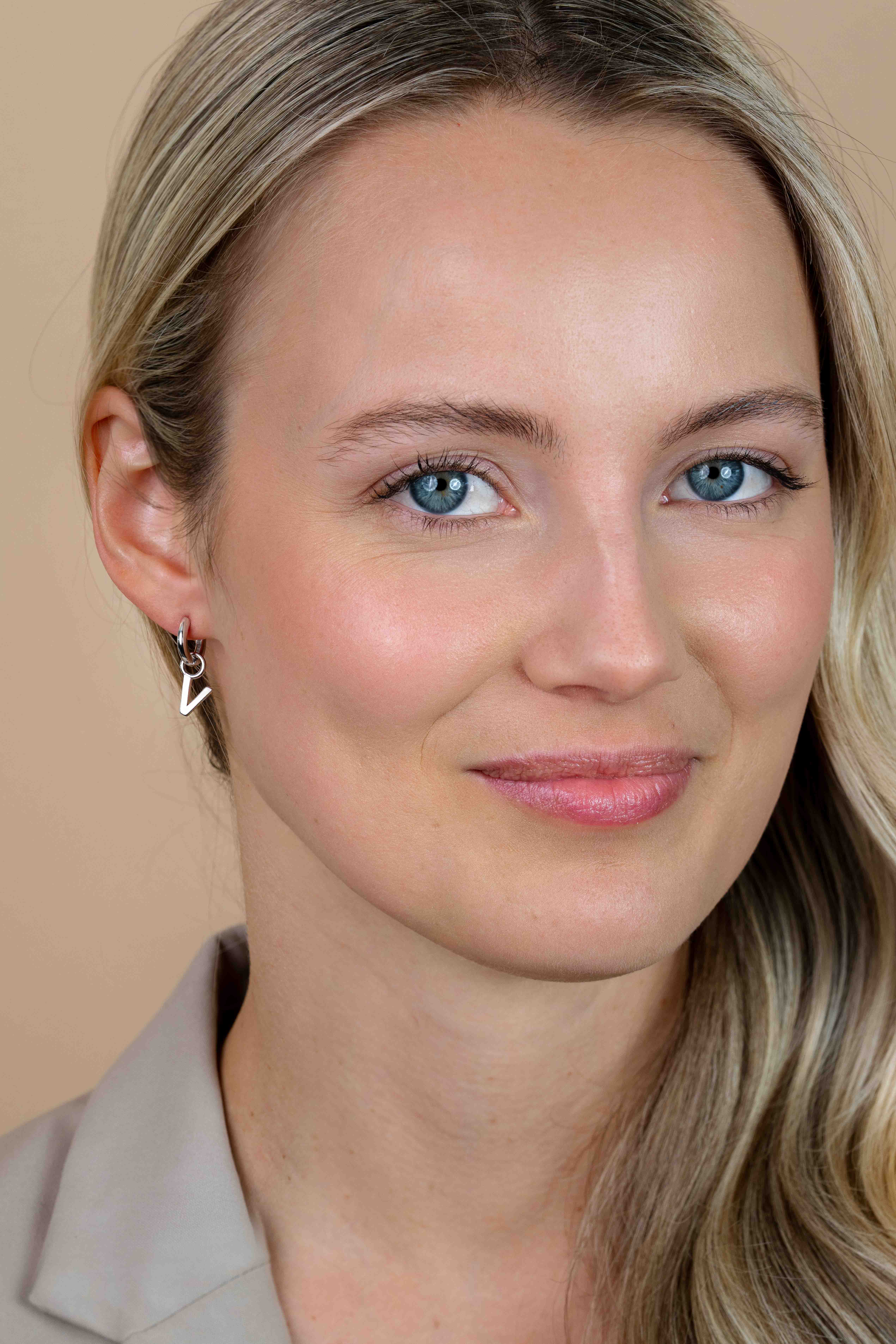 ZINZI Sterling Silver Letter Earrings Pendant V price per piece ZICH2144V (excl. hoop earrings)