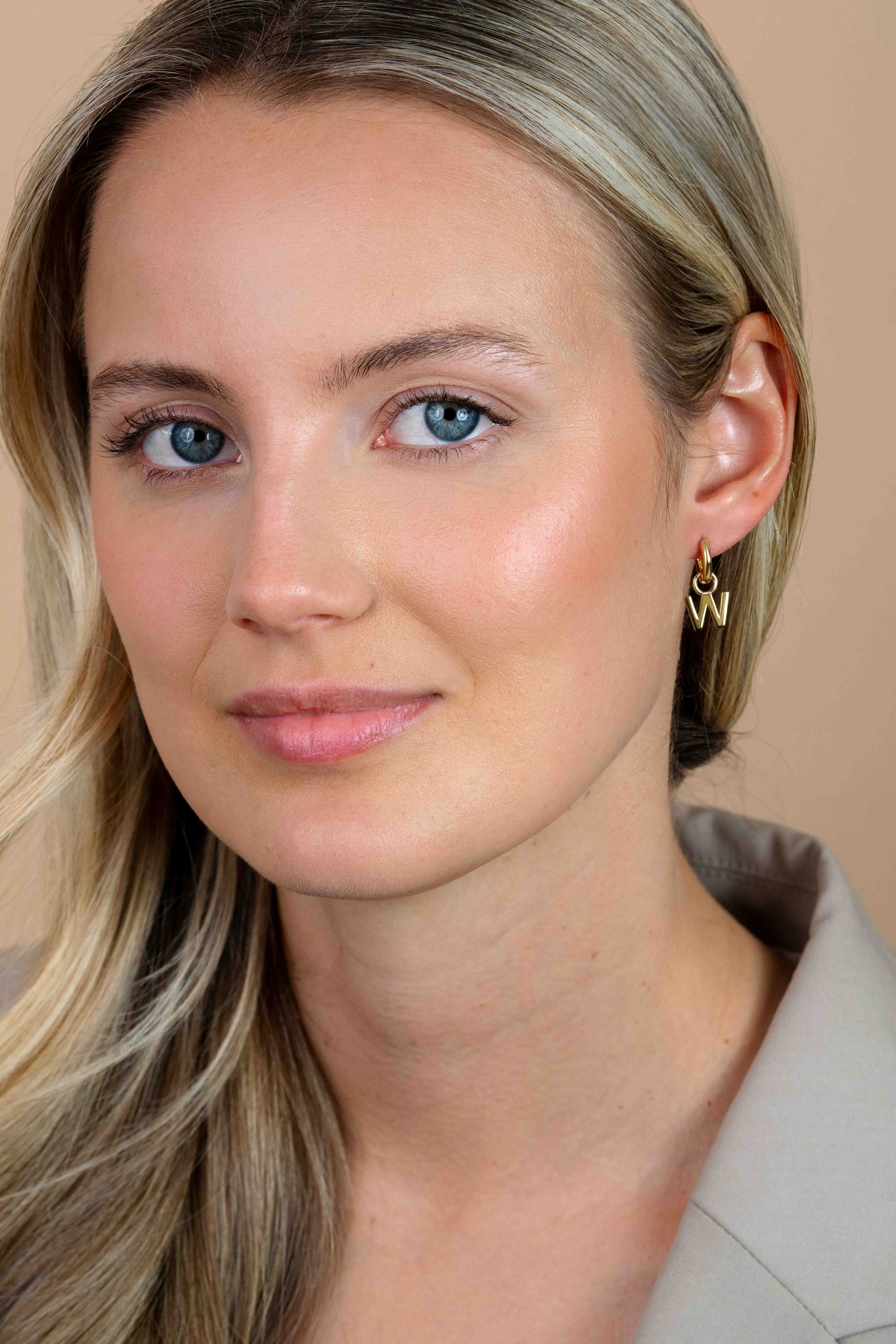 ZINZI Gold Plated Letter Earrings Pendant W price per piece ZICH2145W (excl. hoop earrings)