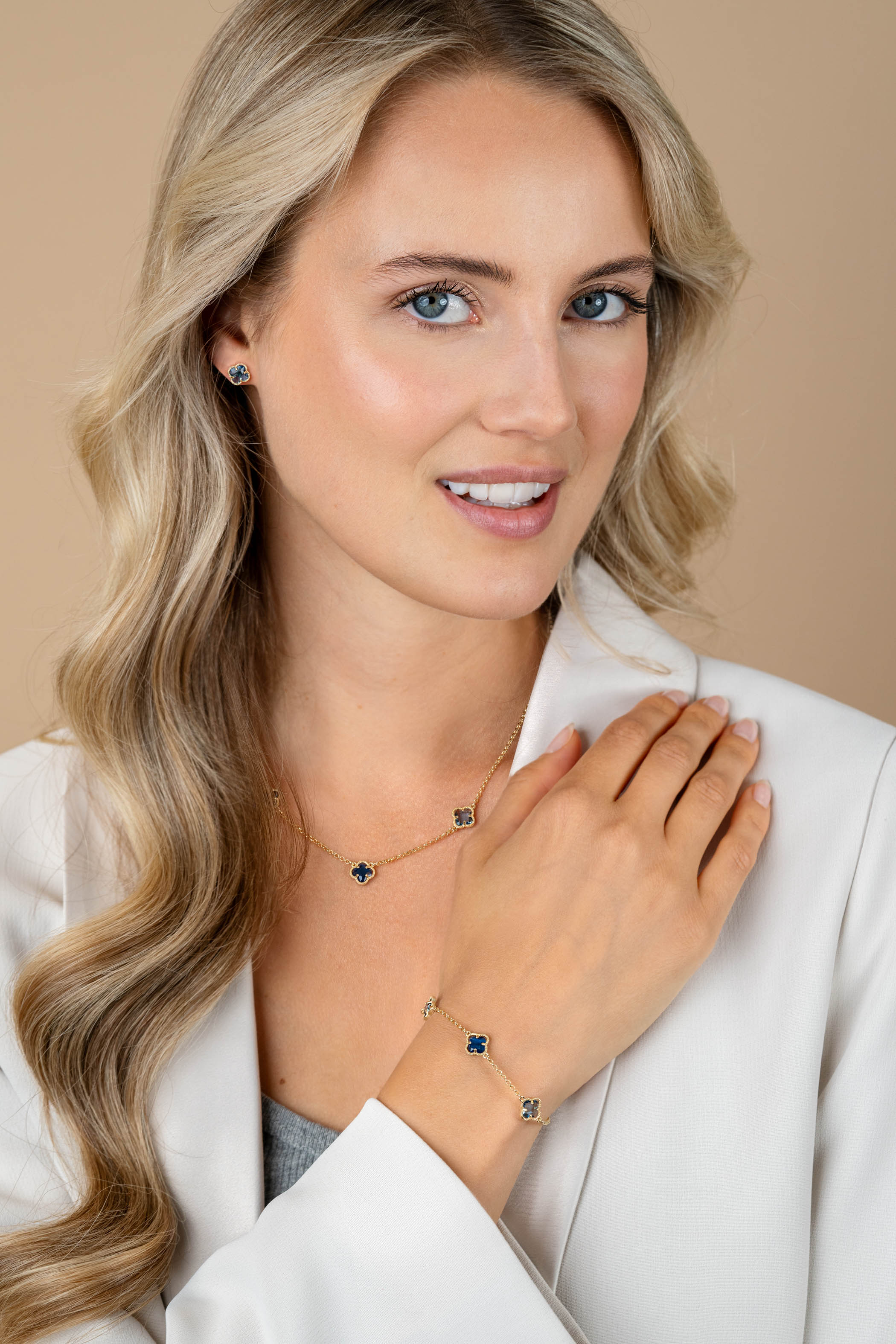 ZINZI gold plated silver link necklace with two light blue clovers and one dark blue clover 42-45cm ZIC2662B