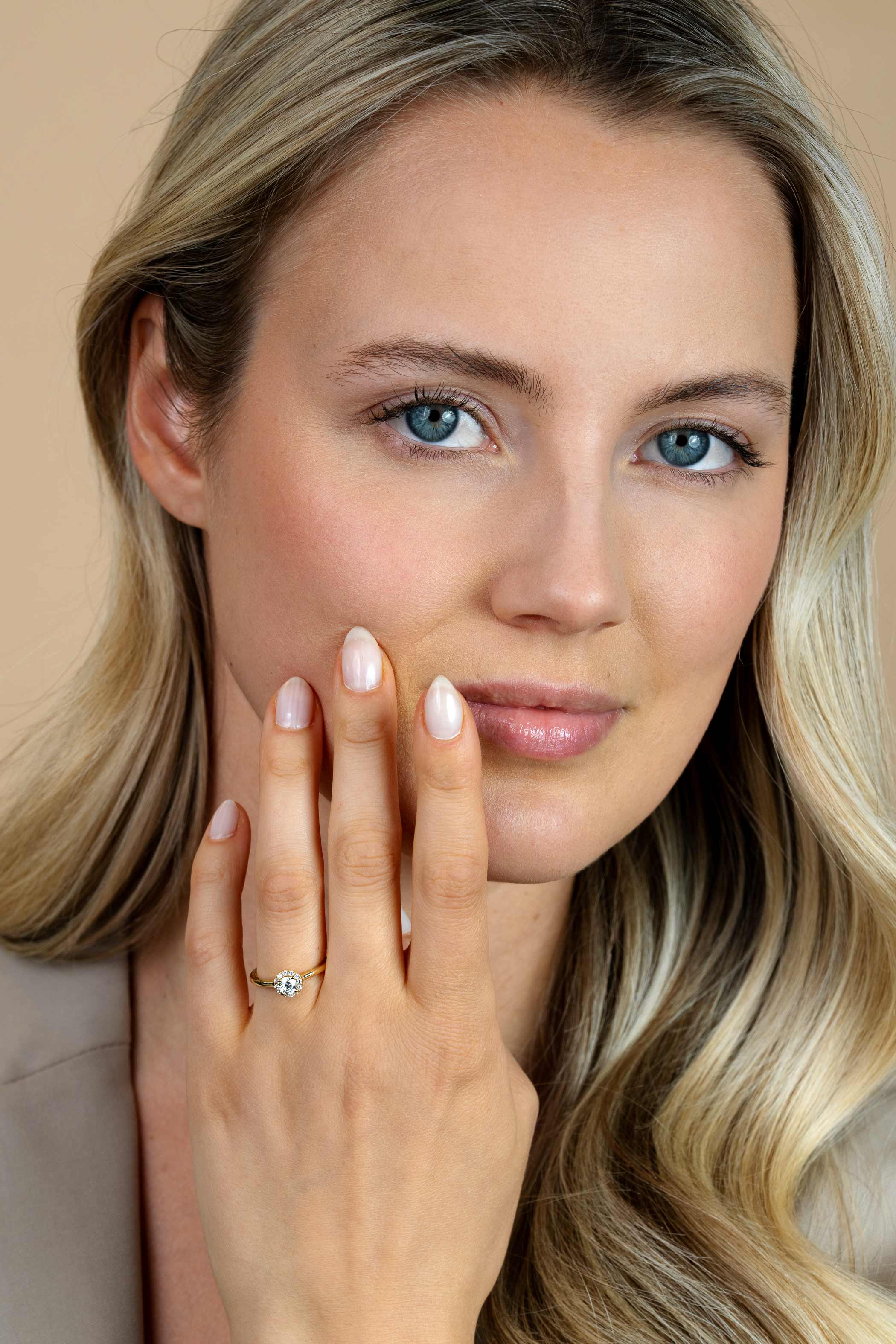 ZINZI gold-plated silver entourage engagement ring set with white zirconia and a small heart on the side ZIR2697Y