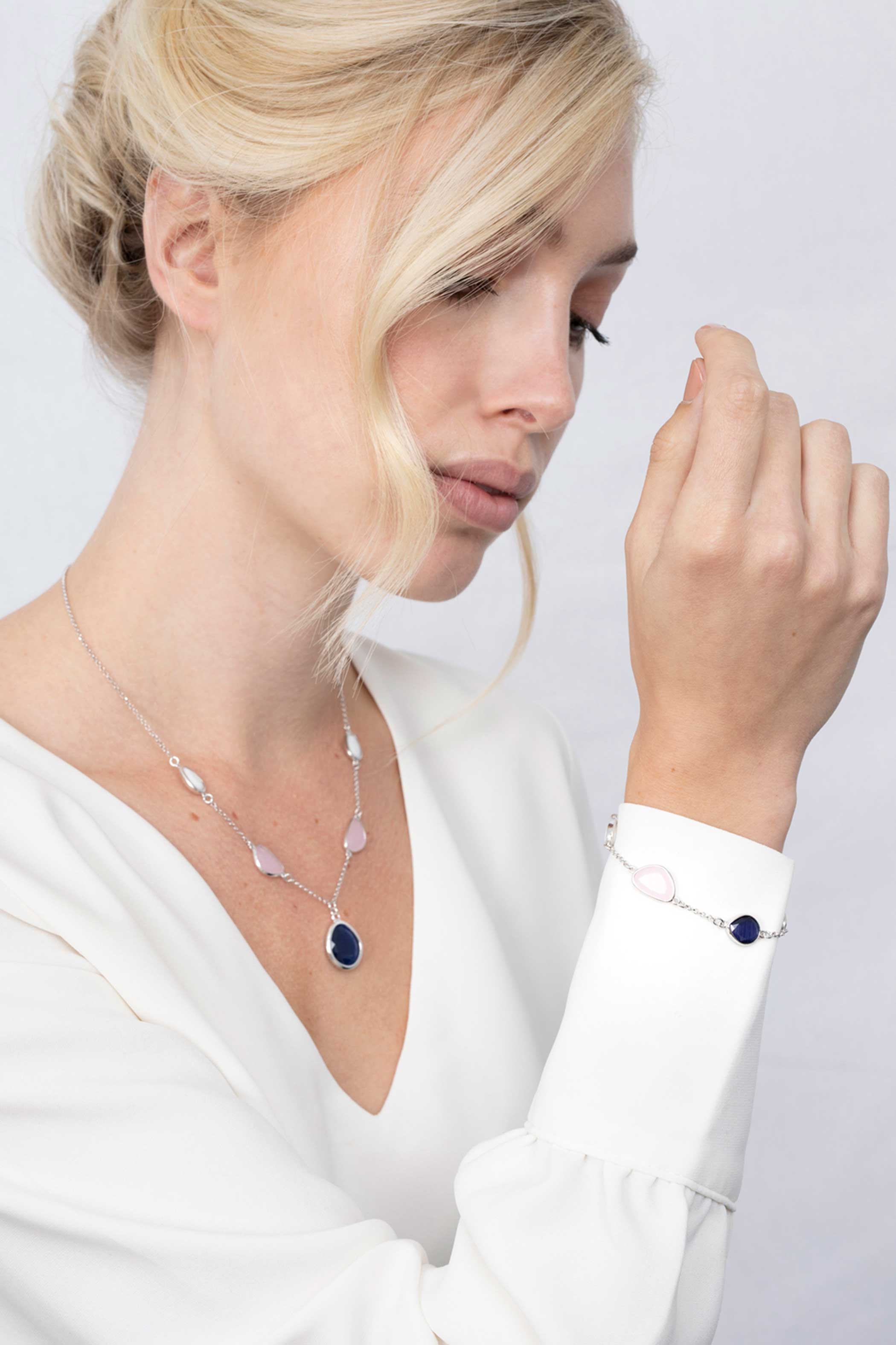 ZINZI zilveren stijlvolle armband met witte, zachtroze en blauwe kleurstenen in trendy vormen ZIA1998