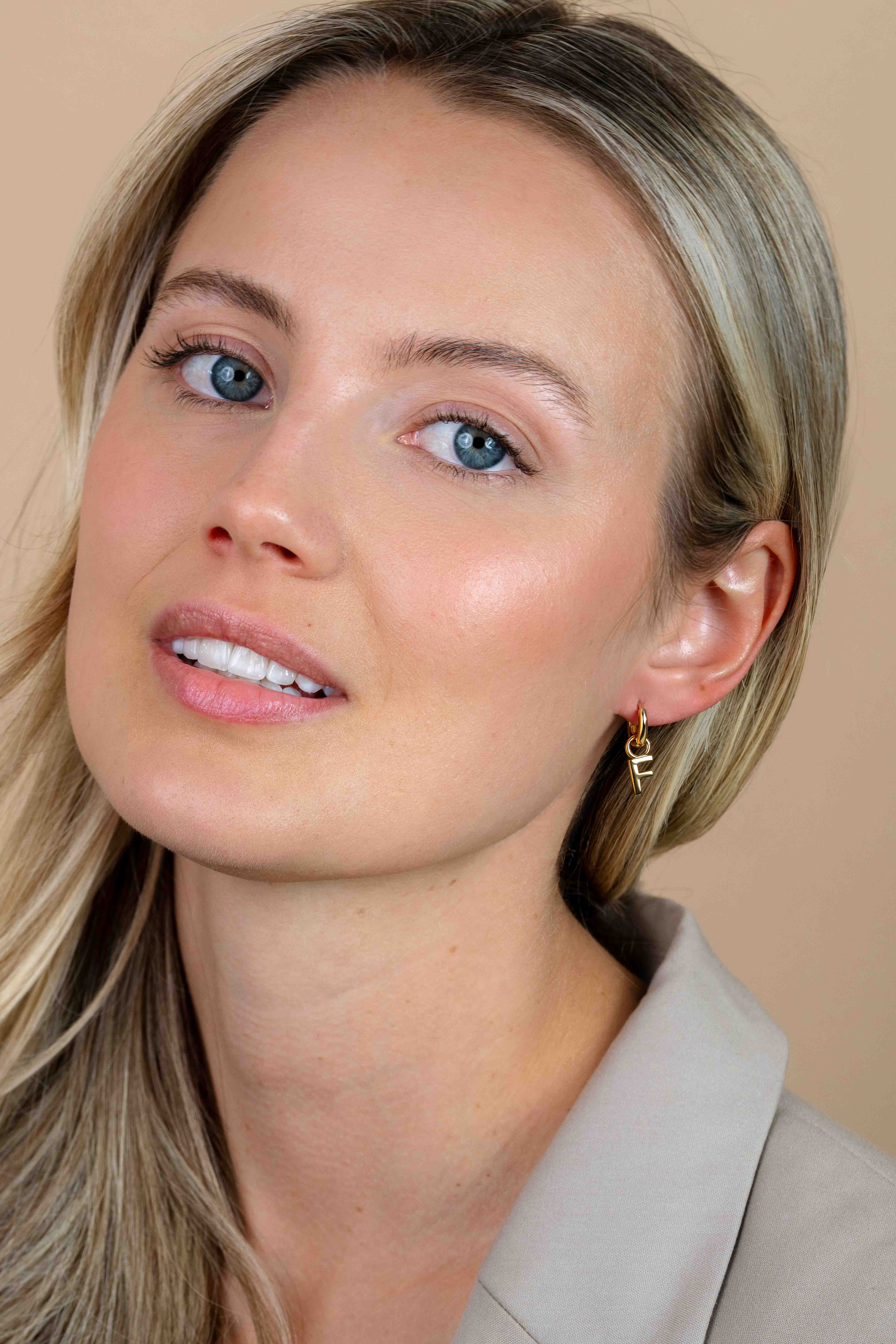 ZINZI Gold Plated Letter Earrings Pendant F price per piece ZICH2145F (excl. hoop earrings)