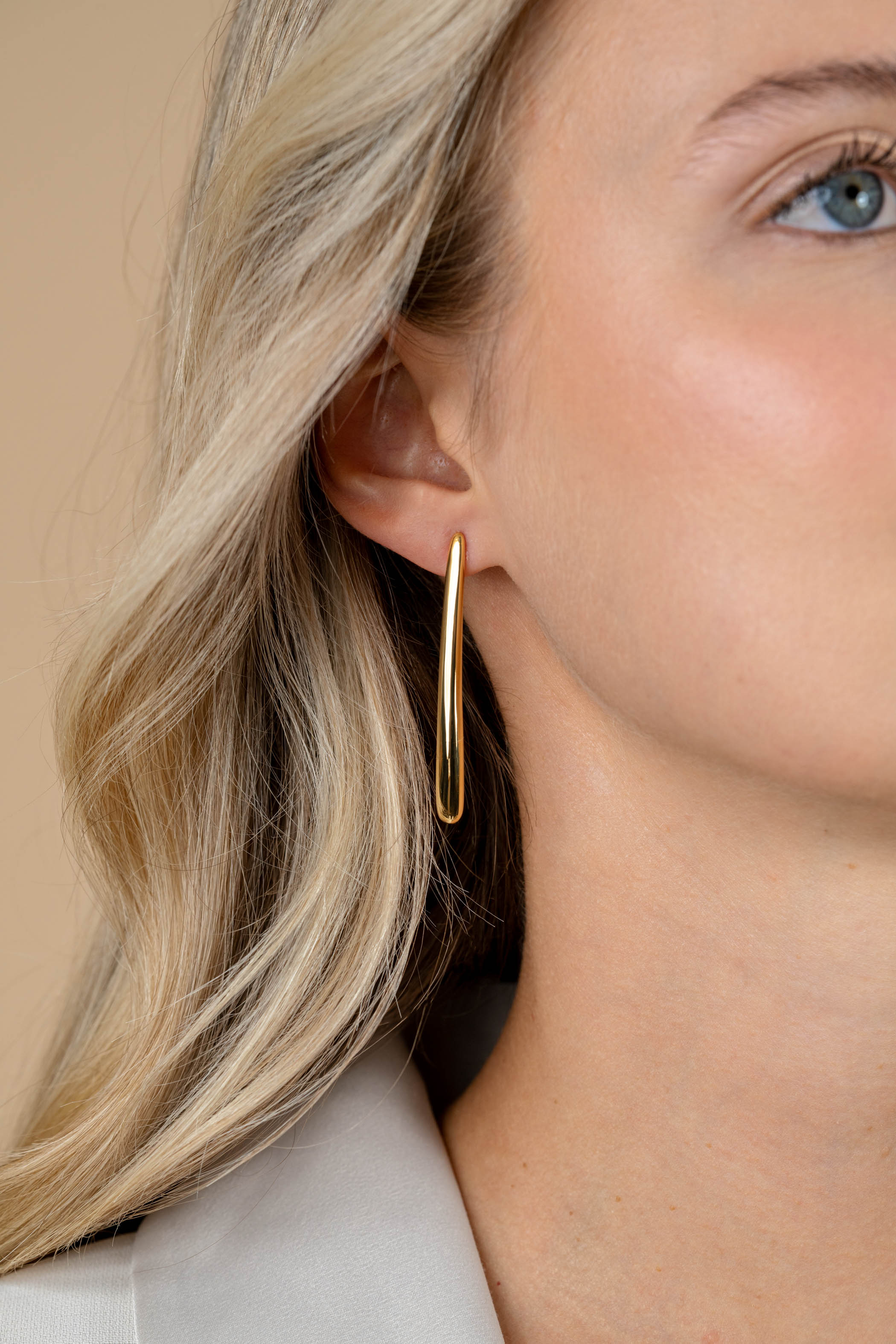 49mm ZINZI gold plated silver stud earrings in elongated teardrop shape ZIO2674G