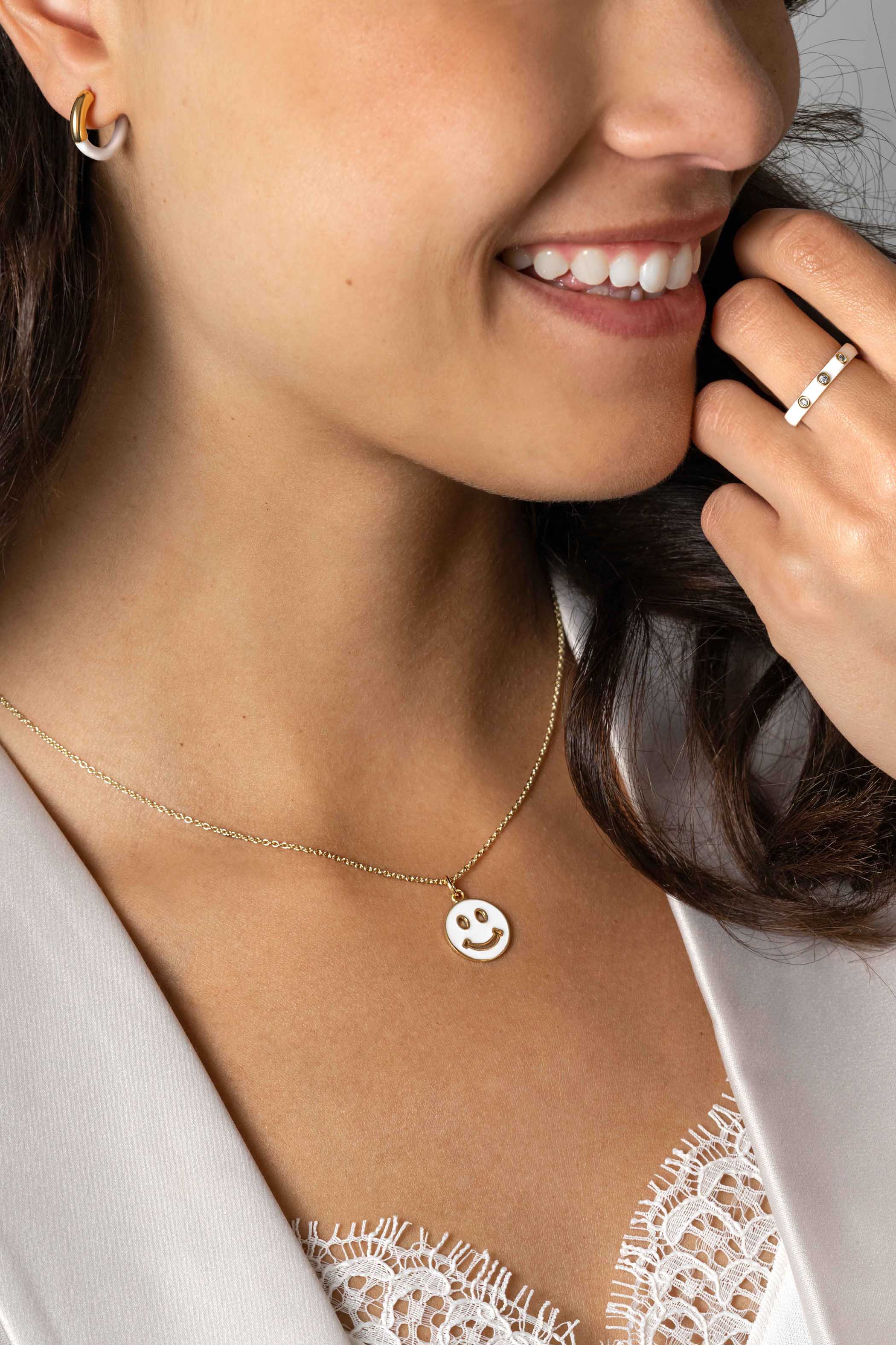 15mm ZINZI Gold Plated Sterling Silver Pendant Smiley Round with White Enamel ZIH2312W (excl. necklace)