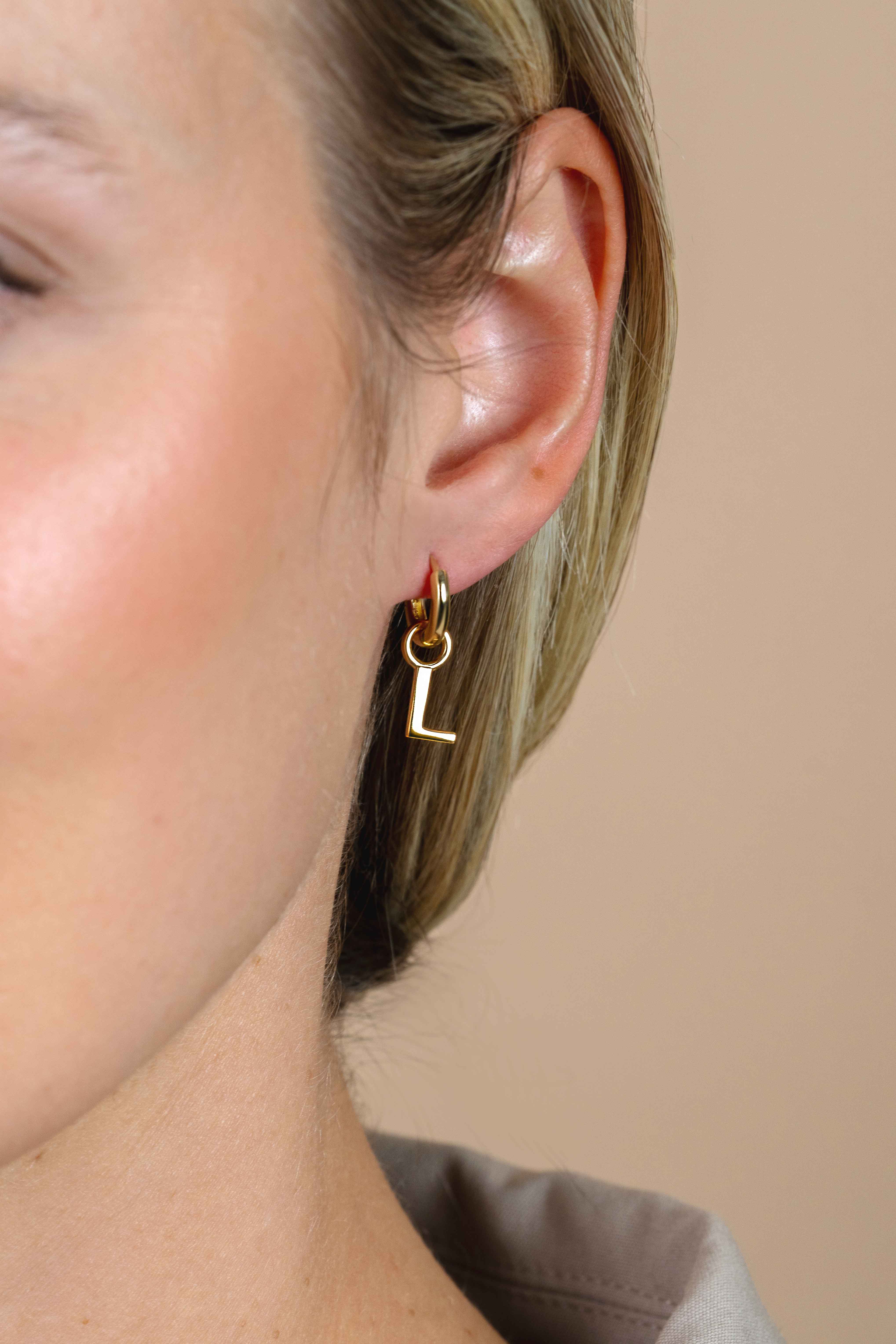 ZINZI Gold Plated Letter Earrings Pendant L price per piece ZICH2145L (excl. hoop earrings)