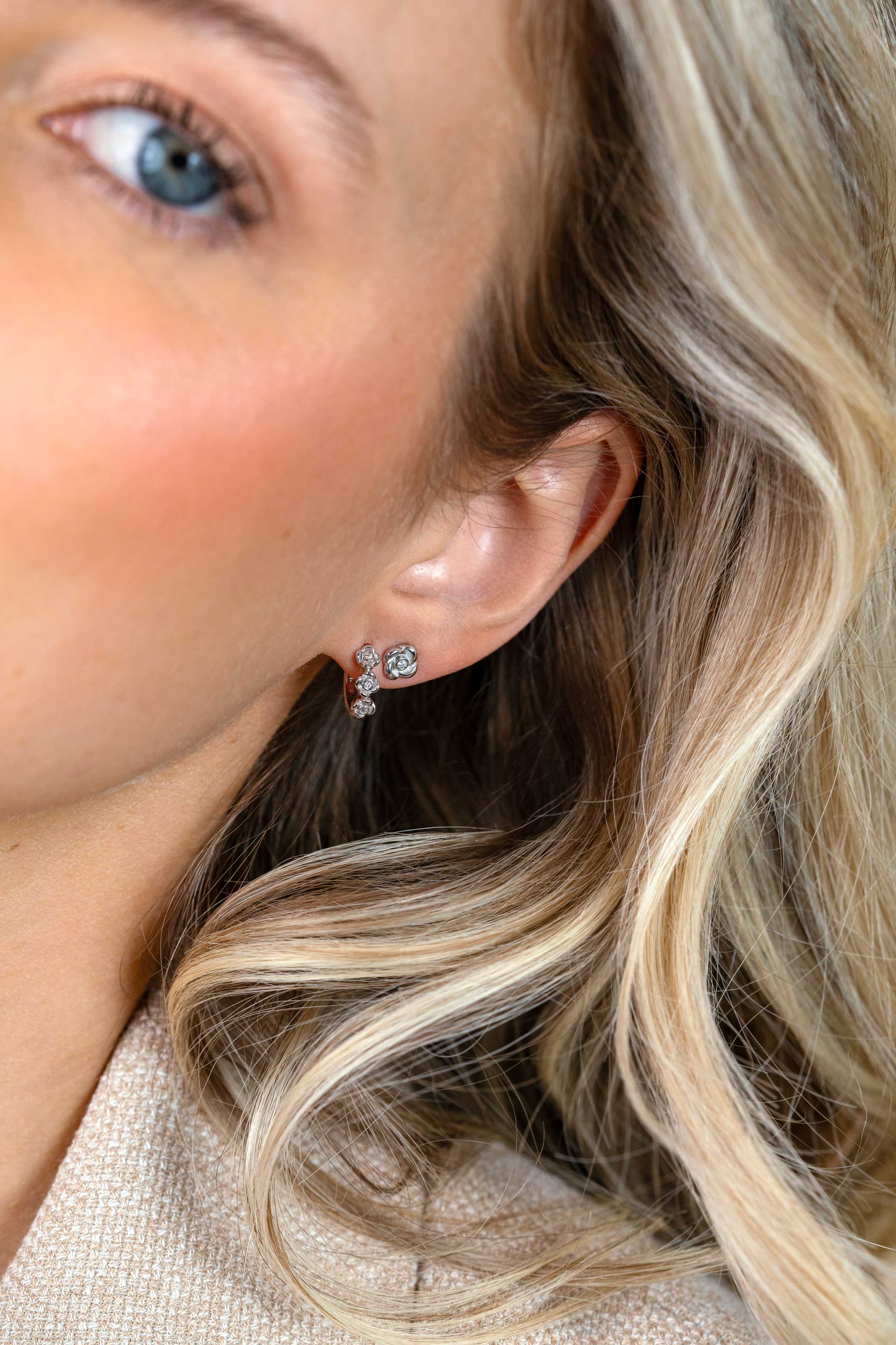 ZINZI zlv. oorringen met 3 roosjes en zirconia's