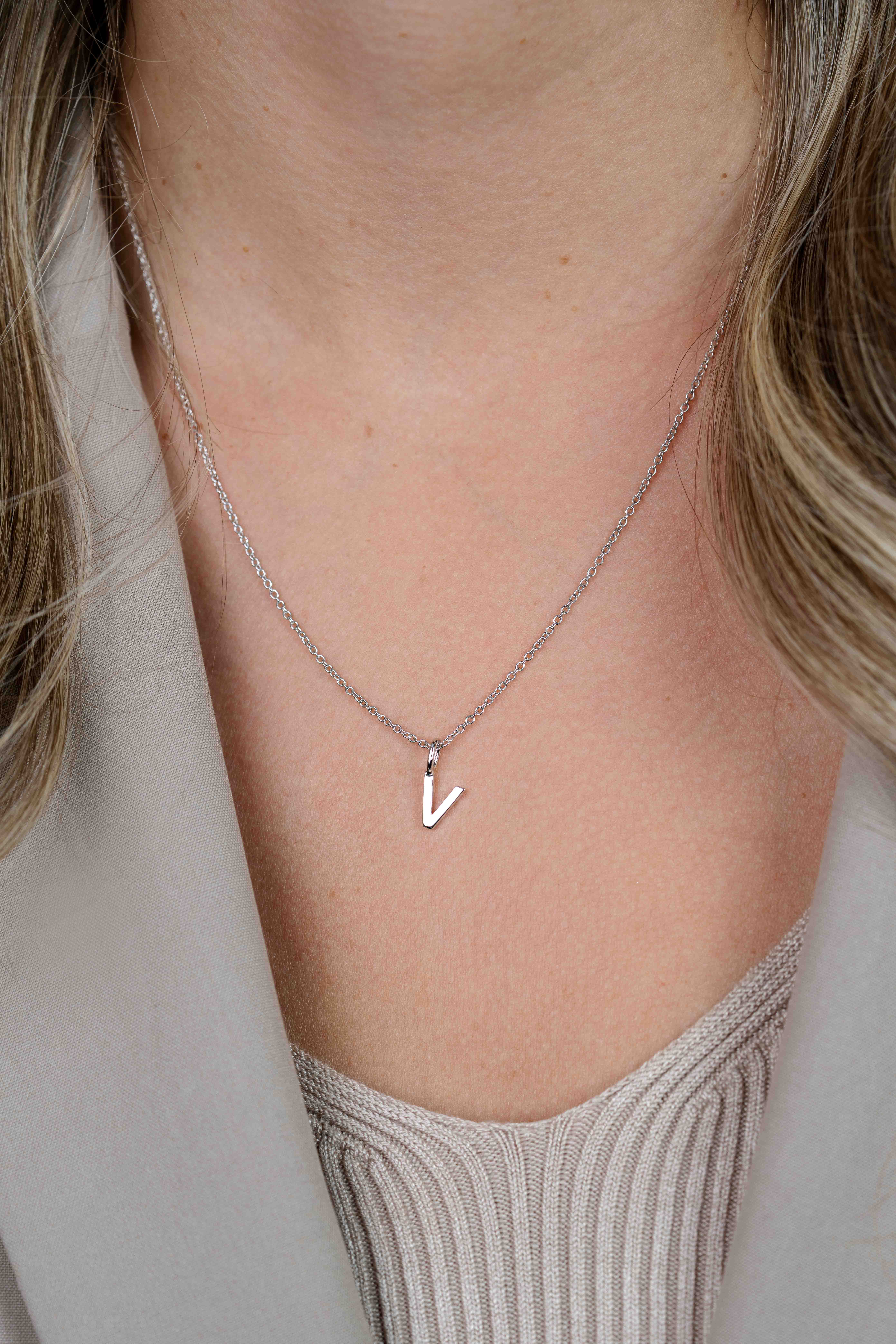 ZINZI Sterling Silver Letter Pendant V ZIH2140V