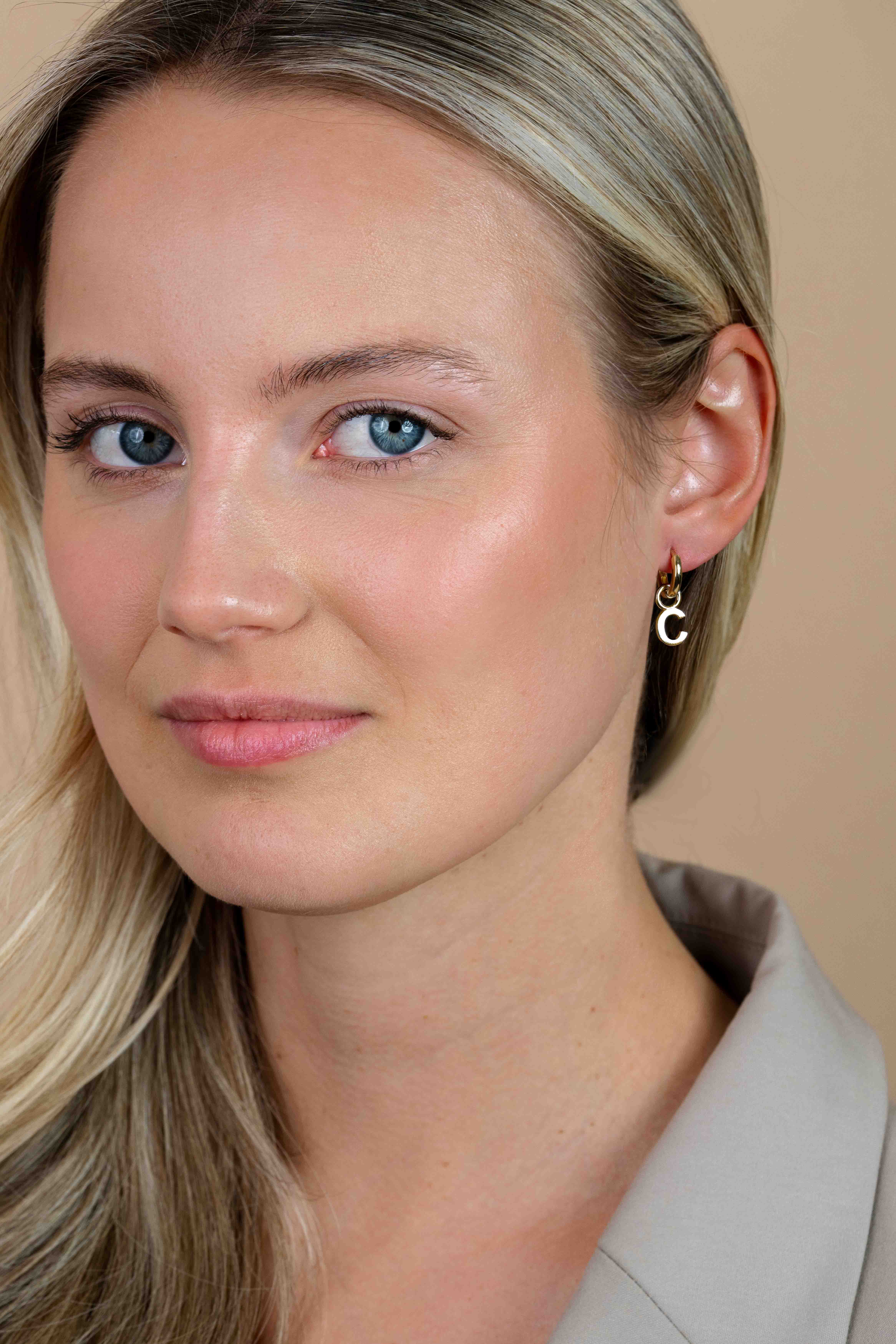 ZINZI Gold Plated Letter Earrings Pendant C price per piece ZICH2145C (excl. hoop earrings)