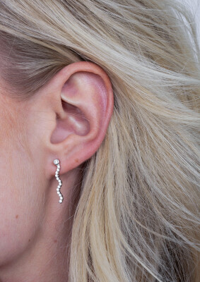 ZINZI zilveren oorstekers 22mm golvend 'waves' wit  ZIO2014