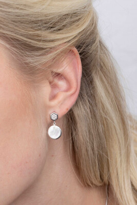 ZINZI zilveren oorstekers wit rond parelmoer zeshoek 21mm ZIO2011