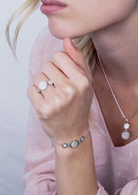 ZINZI zilveren ring rond parelmoer zeshoek wit ZIR2011