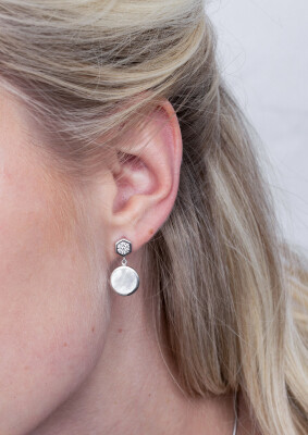ZINZI zilveren oorstekers wit rond parelmoer zeshoek 21mm ZIO2011