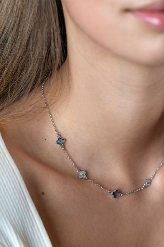 ZINZI silver link necklace with two silver and three blue clovers