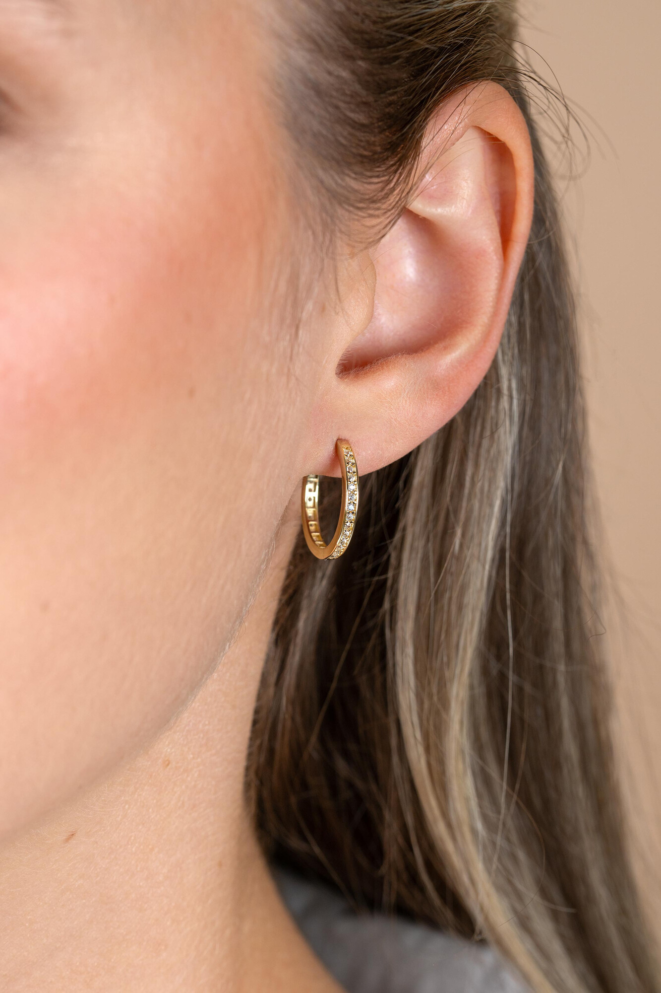 ZINZI GOLD klapcreolen geheel bezet zirc.17x2mm