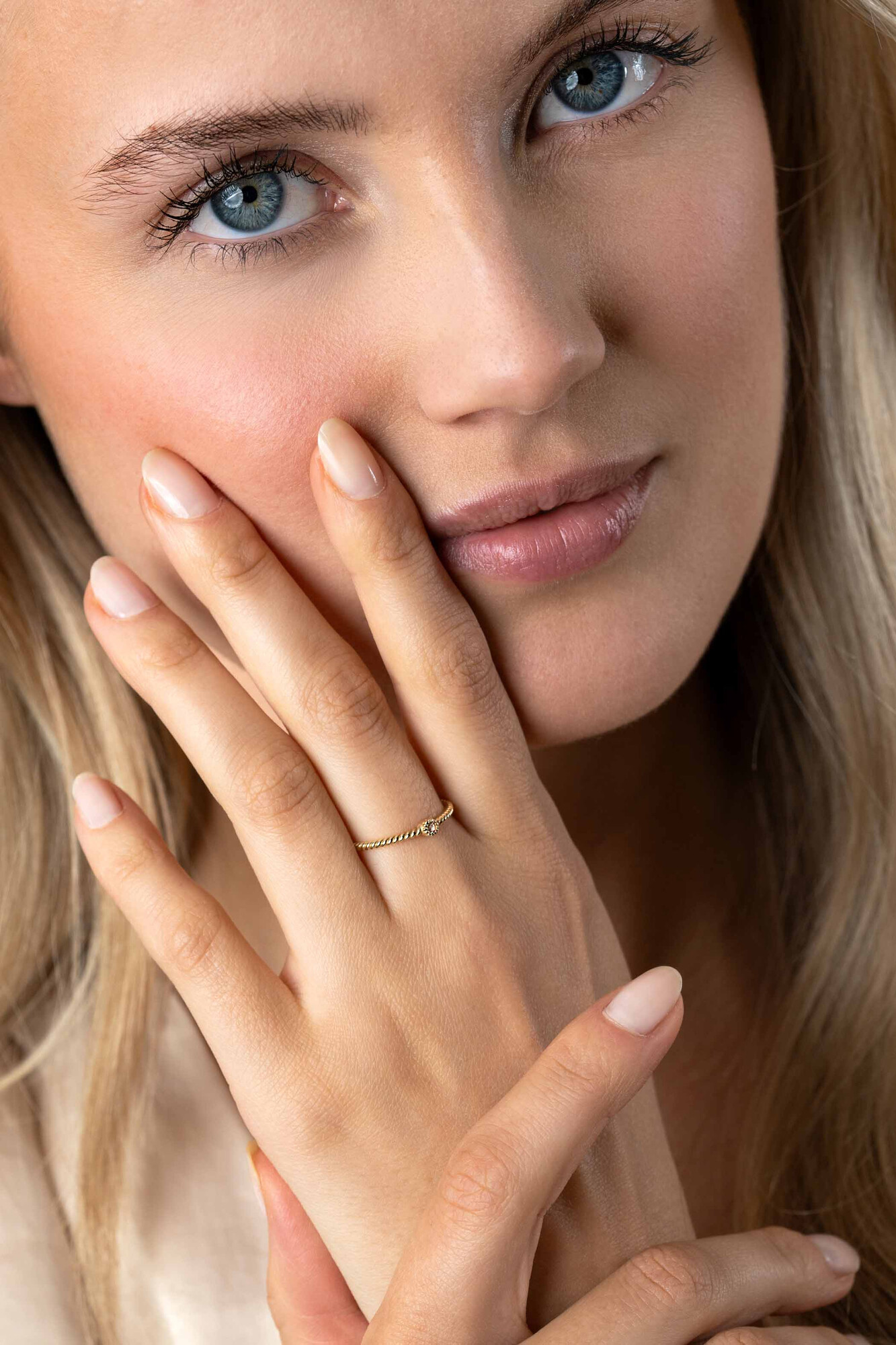 ZINZI 14K Gold Ring Beads Round White Zirconia and Twist Shank 3mm ZGR481