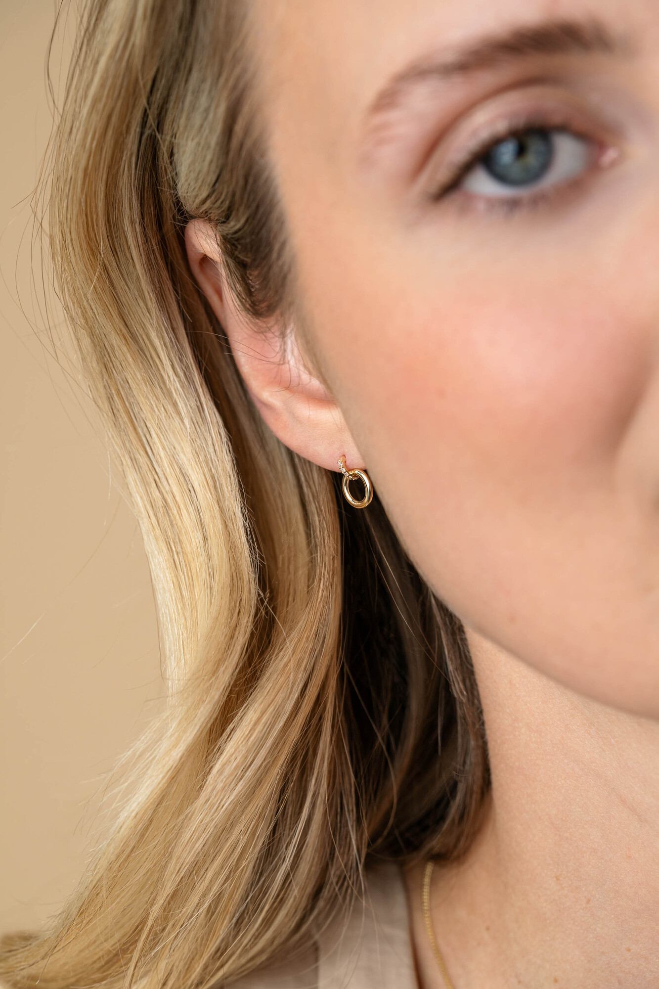 11mm ZINZI Gold 14 ct gold round stud earrings with tops set with white cubic zirconias ZGO512